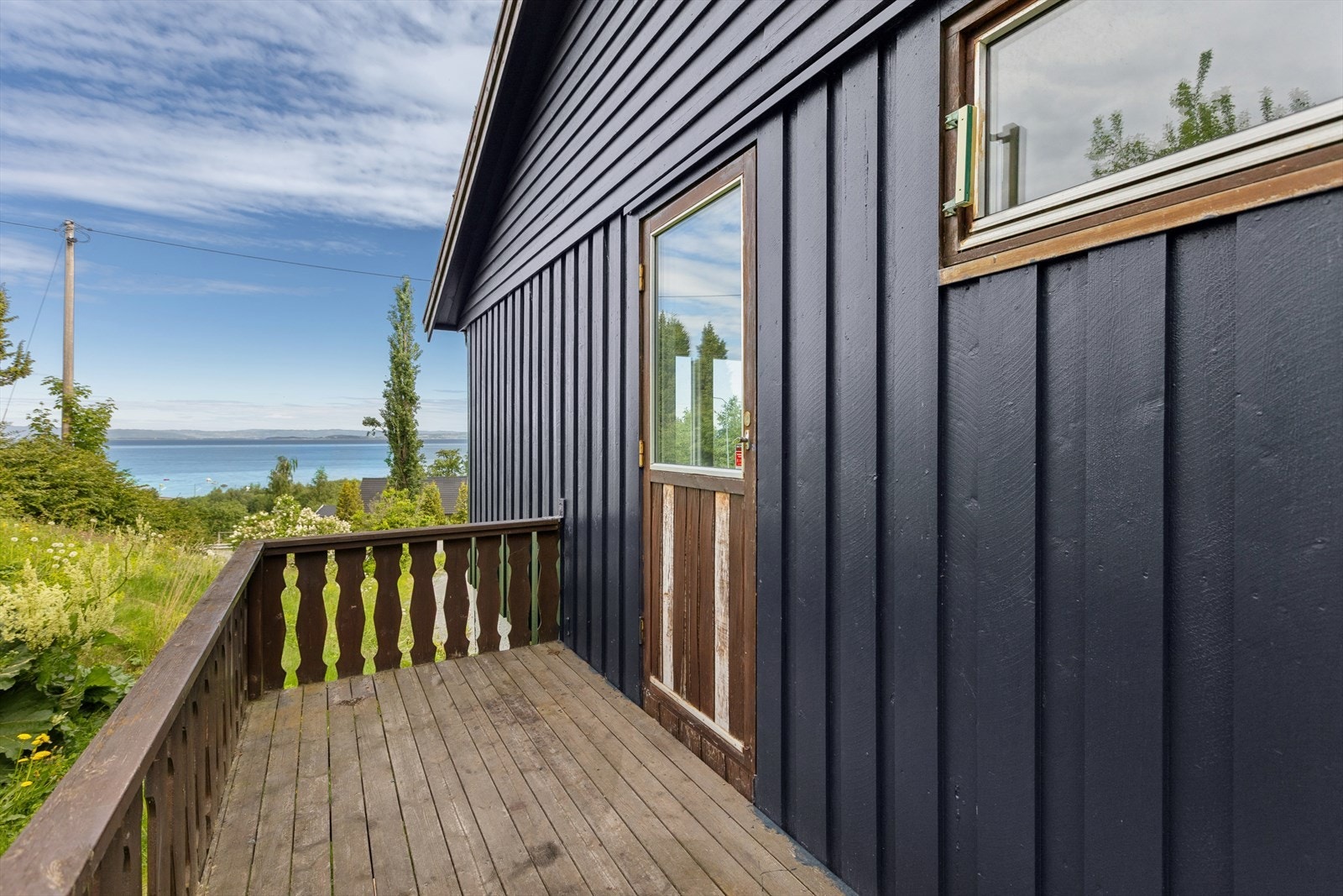Veranda med utgang fra stuen og trapp ned til hagen. Galleribilde