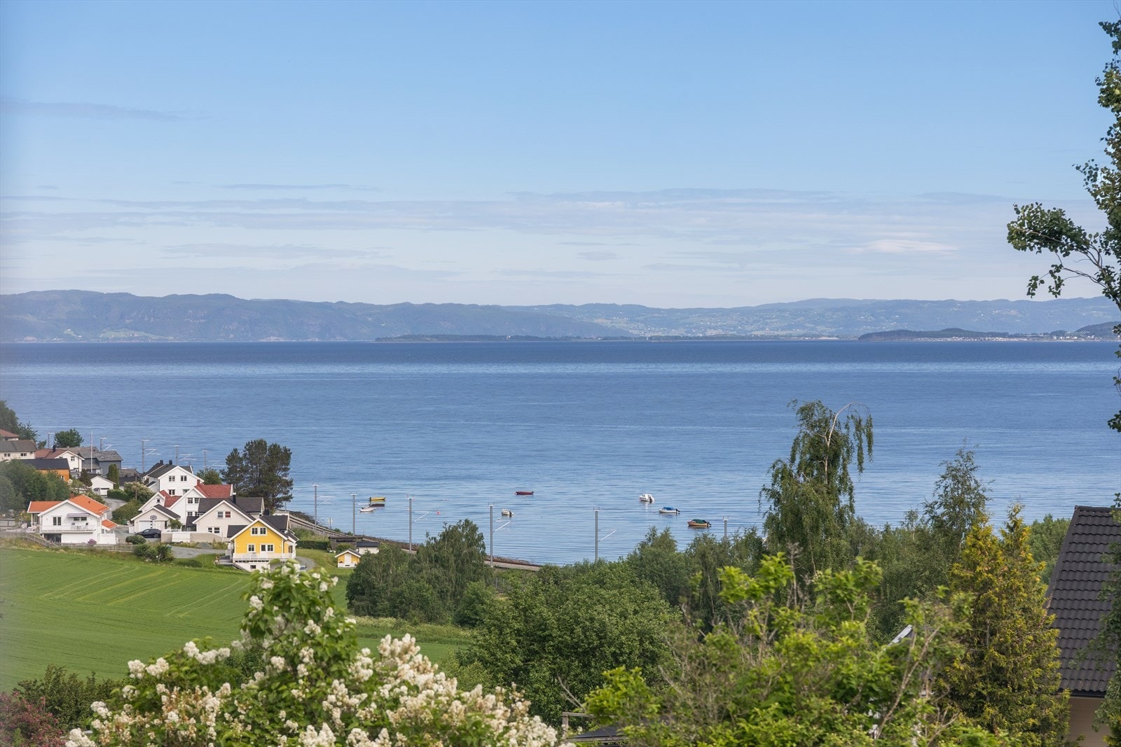 Fra eiendommen kan du nyte den flotte utsikten over Trondheimsfjorden. Galleribilde