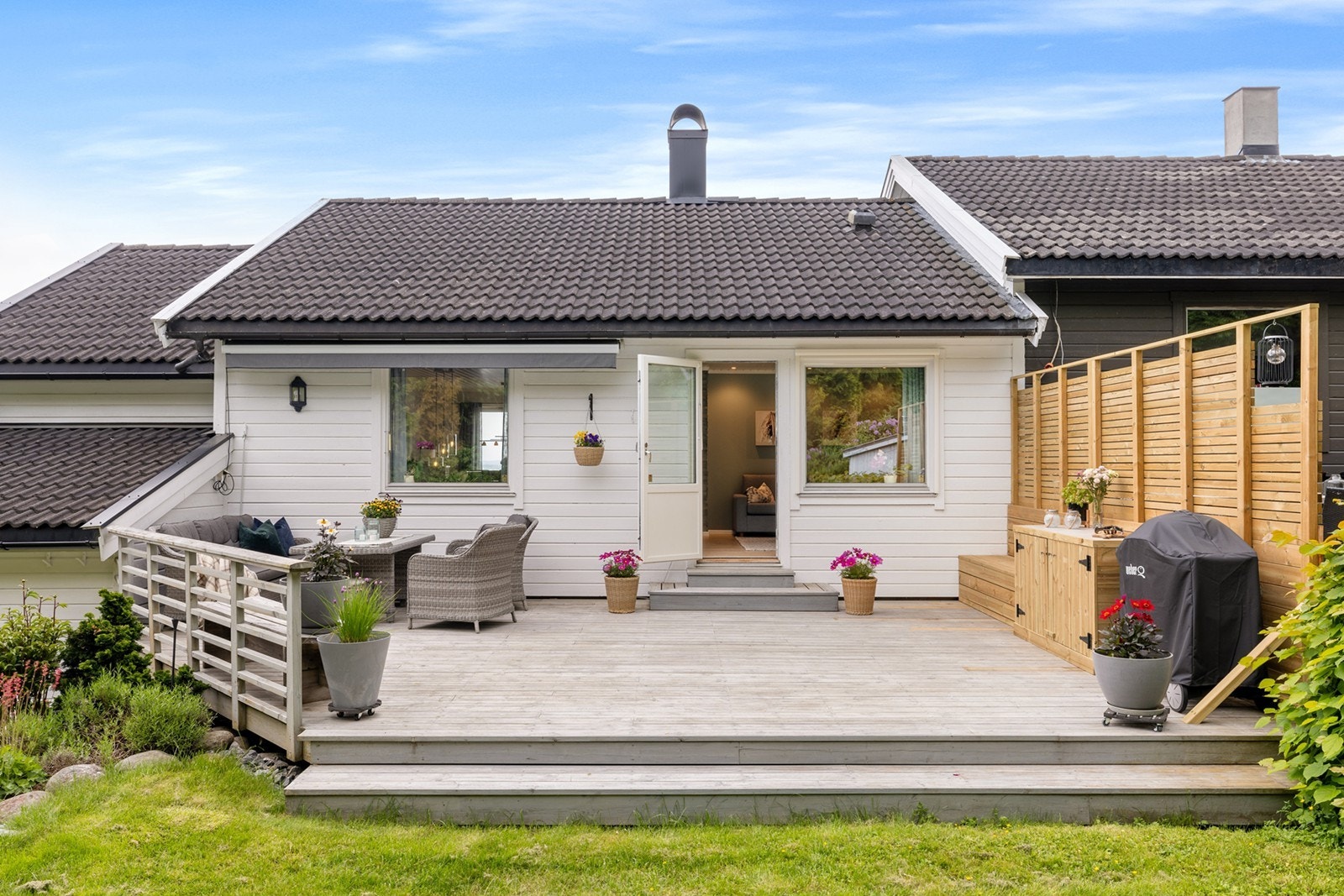 Romslig terrasse på 36 kvm som fungerer som en naturlig forlengelse av oppholdsarealet i sommerhalvåret. Galleribilde