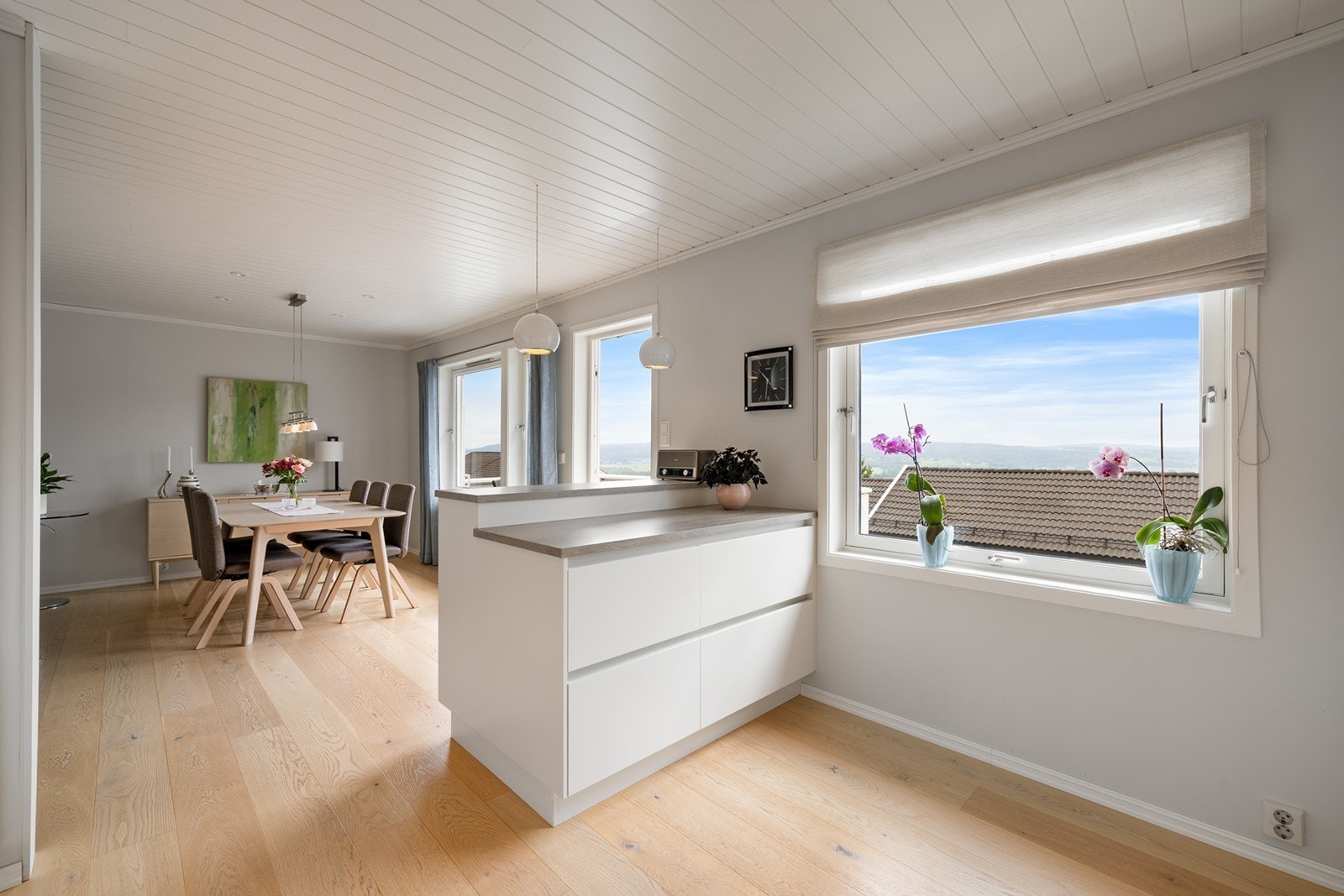 En kjøkkenøy skaper ekstra arbeidsflate, oppbevaringsplass og fungerer som en naturlig avgrensning mot spiseplassen. Galleribilde