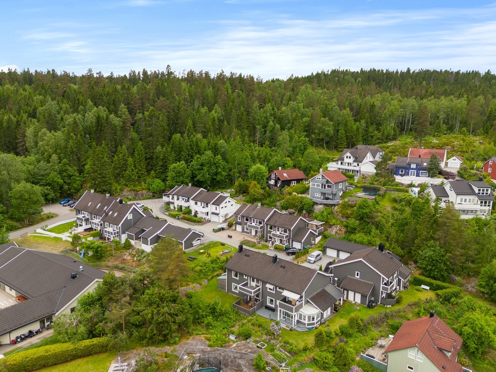 Eiendommen har en flott beliggenhet i et etablert og familievennlig boligområde, med direkte nærhet til skog og marka. Galleribilde