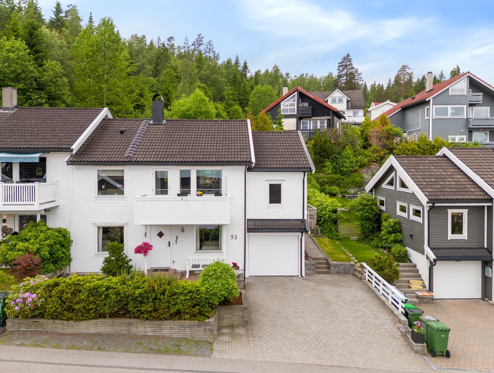 Boligen har integrert garasje og romslig gårdsplass belagt med belegningsstein, som gir gode parkeringsmuligheter. Galleribilde