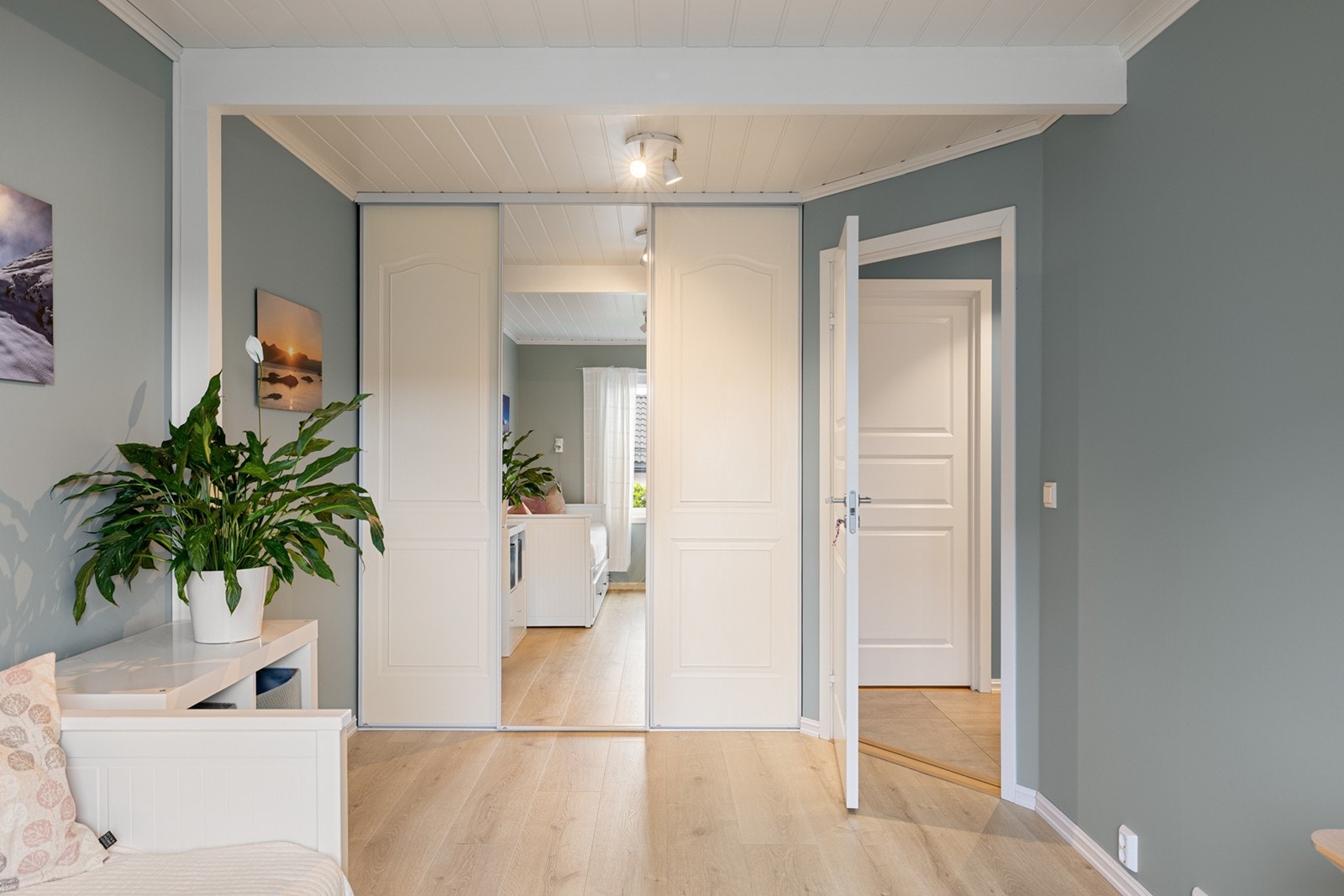 Rommet har skyvedørsgarderobe med speilfronter som bidrar til en luftig romfølelse. Galleribilde