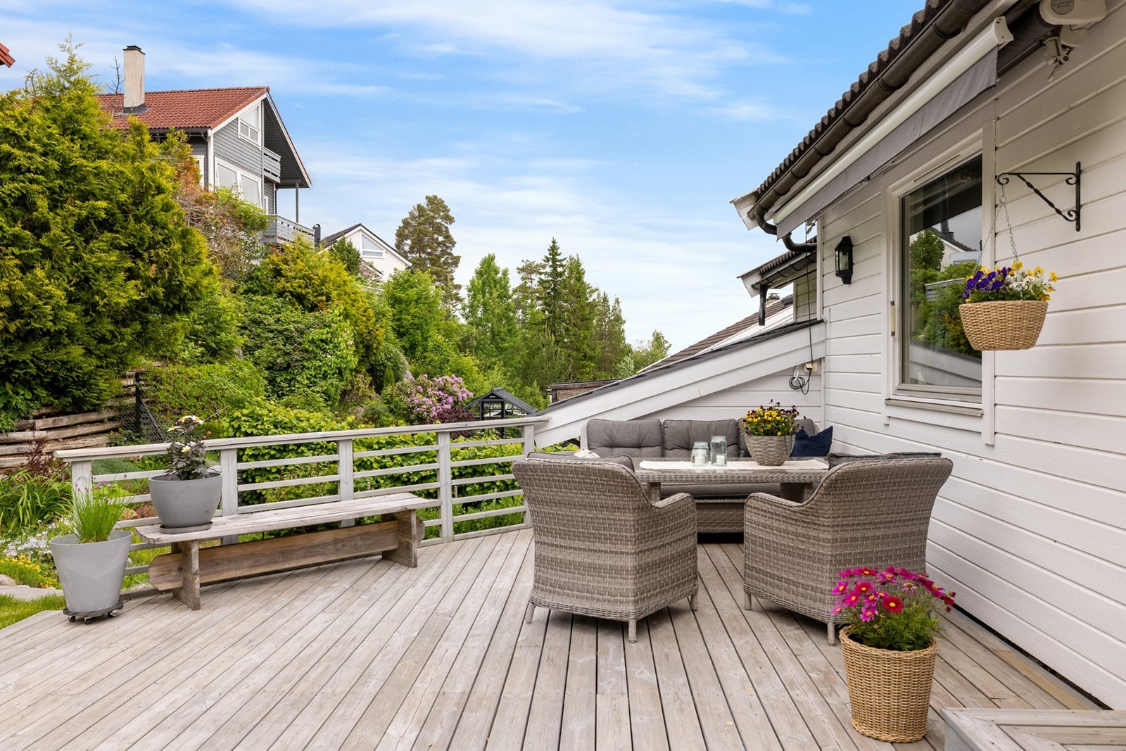 Terrassen har god plass til både spisegruppe, sofamøbler og grill, og innbyr til hyggelige sammenkomster med familie og venner. Galleribilde
