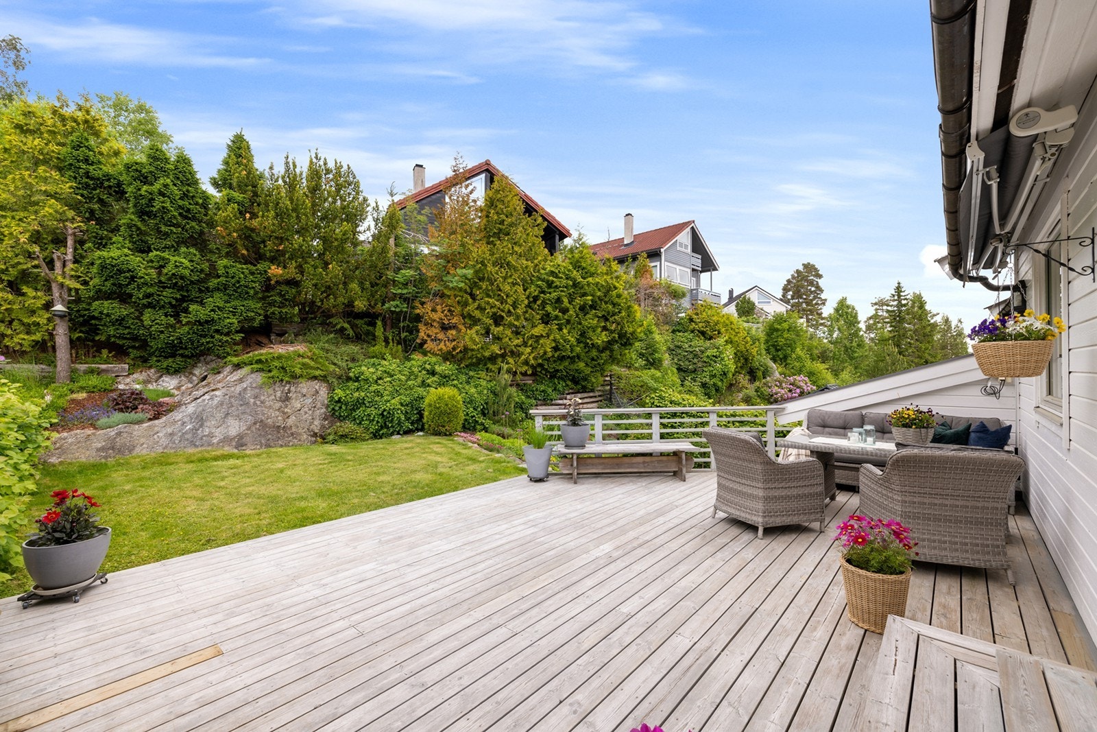 Markise over deler av terrassen gir mulighet for skygge ved behov. Galleribilde