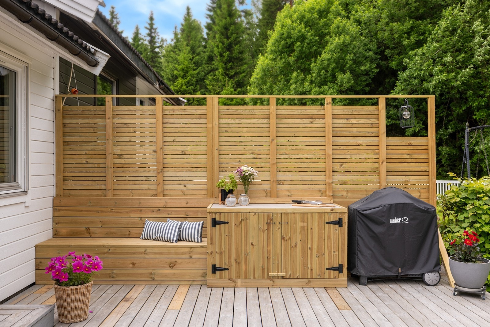 På terrassen er det etablert et praktisk utekjøkken med benkeplass, oppbevaring og plass til grill. Galleribilde
