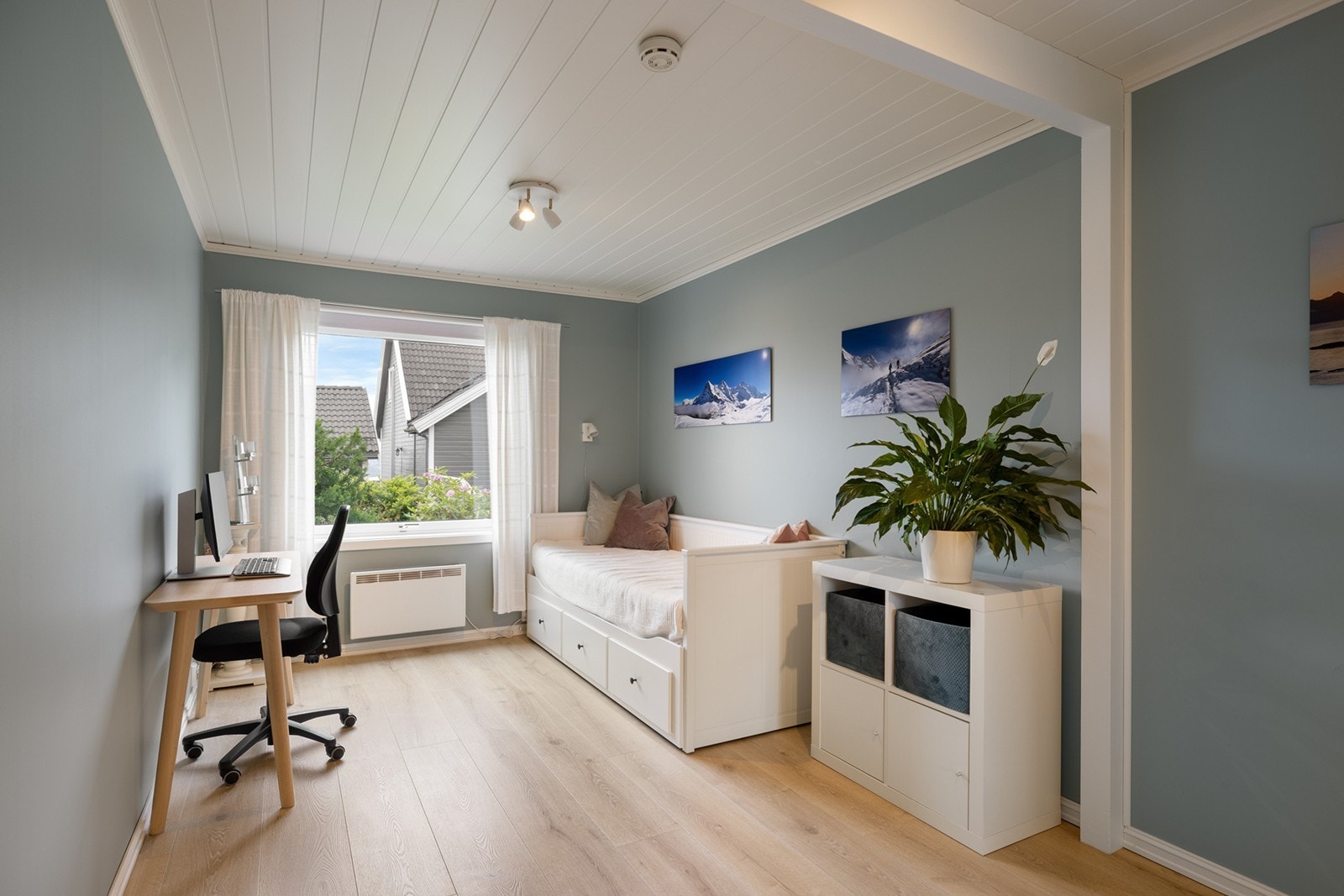 Soverom 3 - Et lyst og funksjonelt rom med godt lysinnslipp fra vindu og plass til både seng og skrivebord. Et fleksibelt rom som passer godt som soverom, barnerom eller kontor. Galleribilde