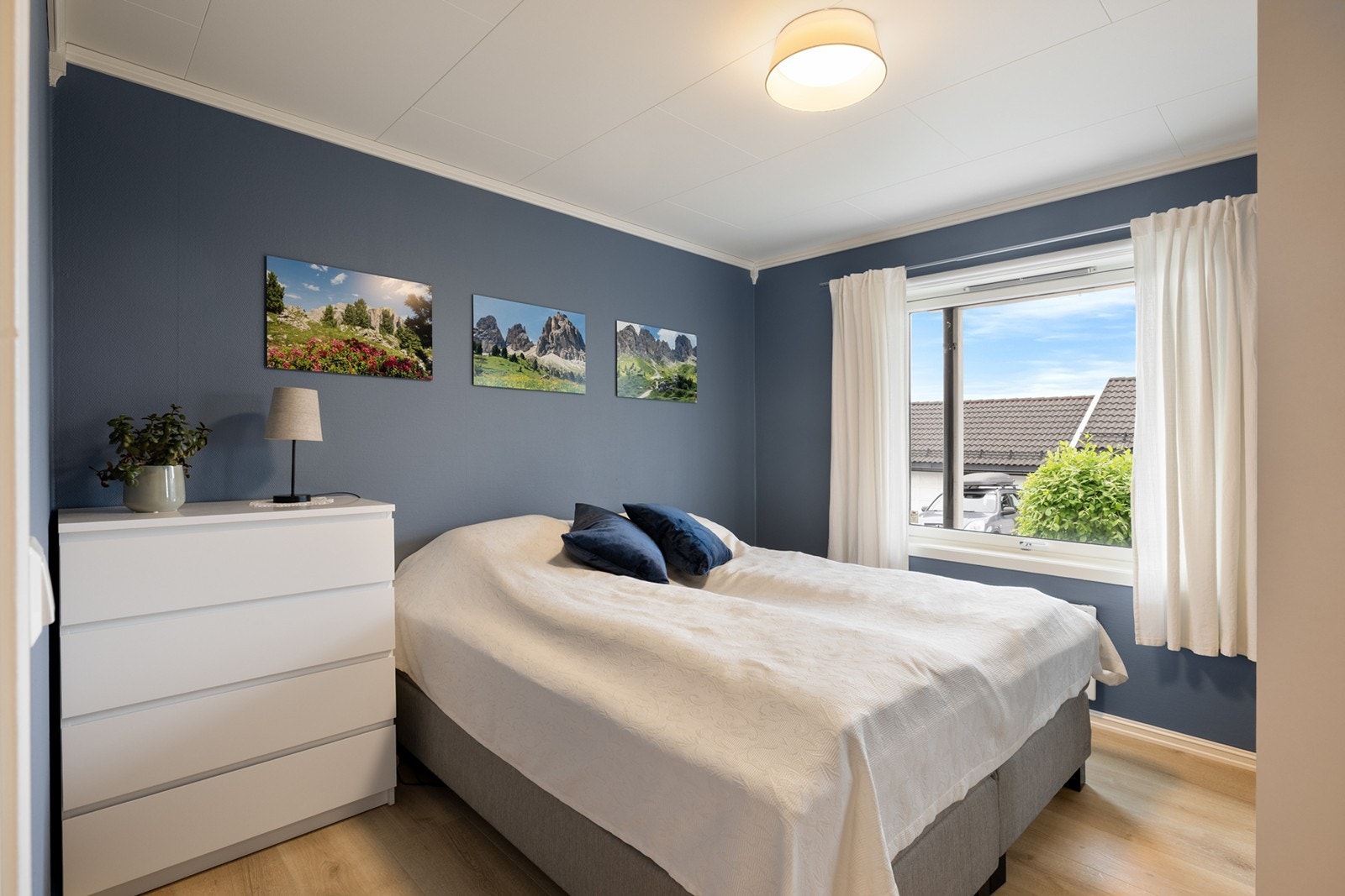 Soverom 2 - Et lyst og innbydende soverom med gode vindusflater. Rommet er utstyrt med skyvedørsgarderobe med speilfronter. Galleribilde