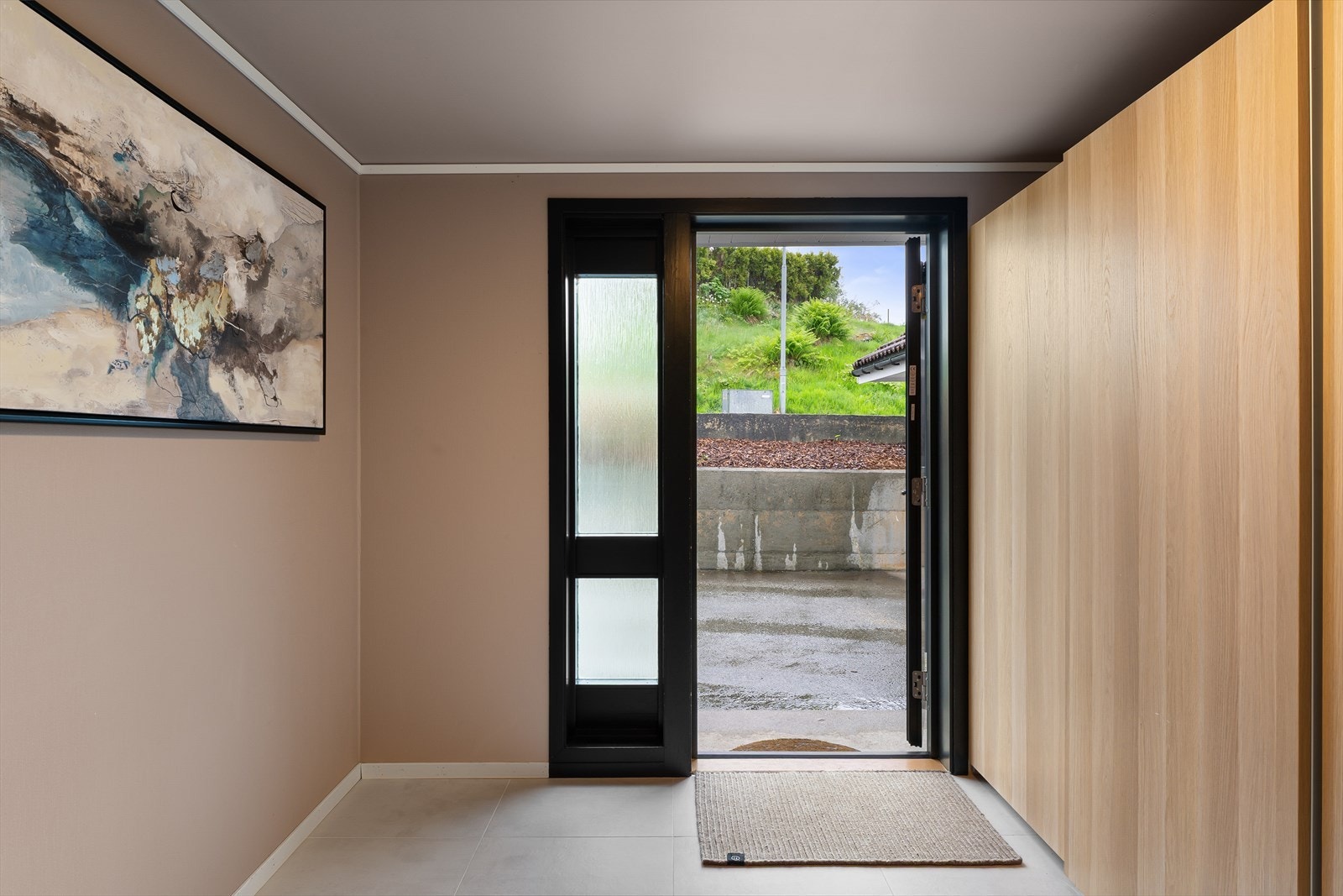 Entréparti med skyvedørsgarderobe Galleribilde