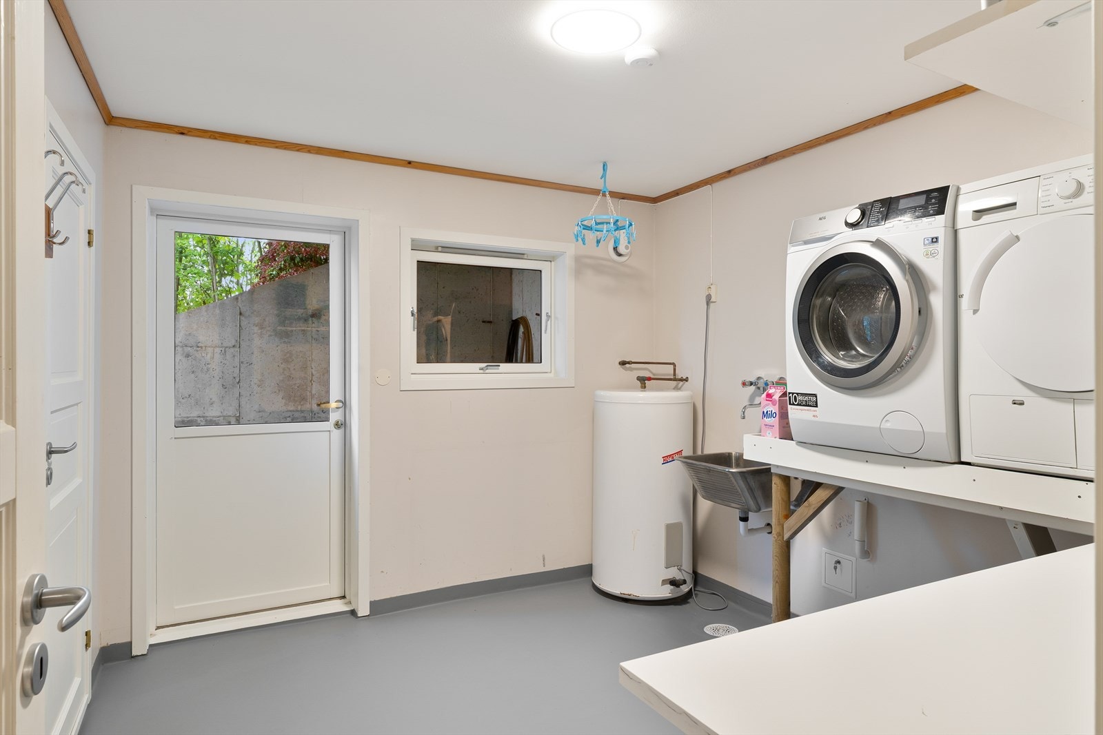 Praktisk vaskerom i underetasje med utgang Galleribilde