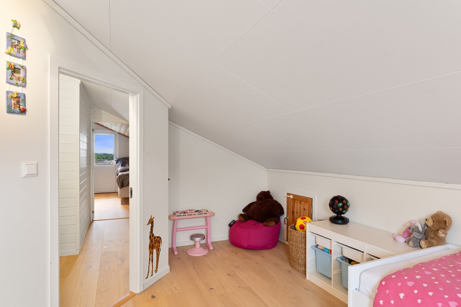Soverom i loftsetasjen (på godkjente tegninger er det inntegnet to soverom. I dag er loftet innredet med 3 soverom uten at det er omsøkt) Galleribilde