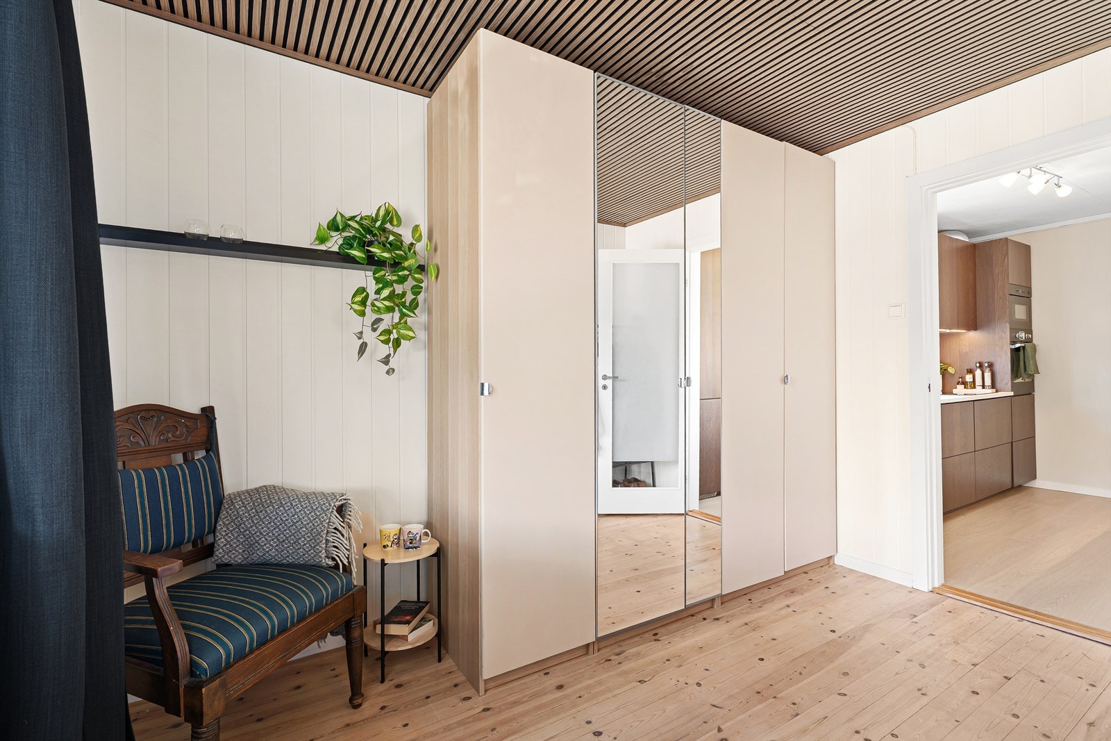 Soverom med god plass til garderobe Galleribilde