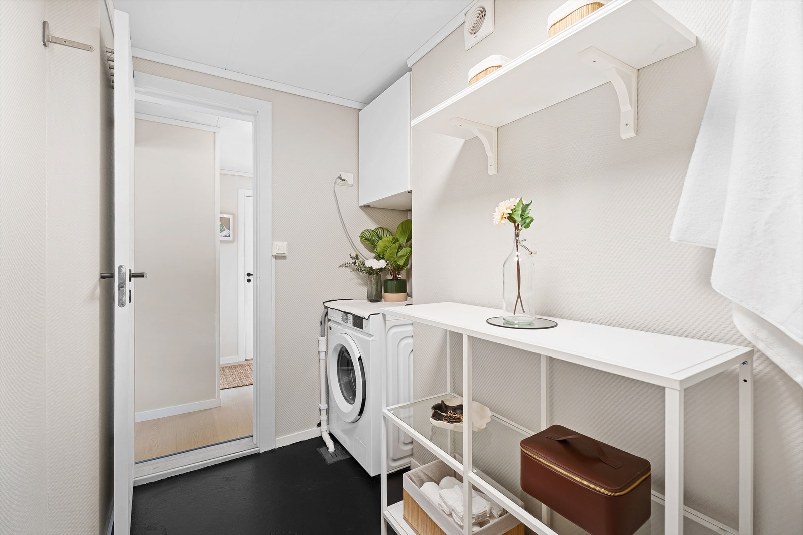Bad med plass til vaskemaskin Galleribilde