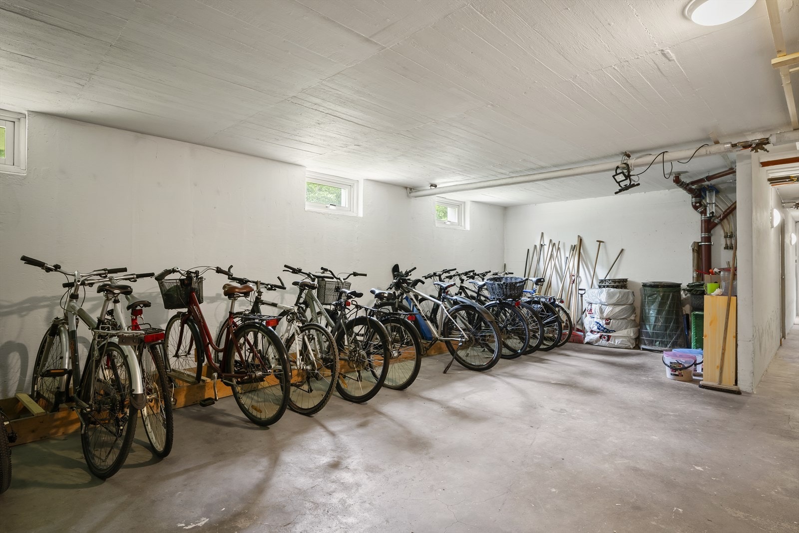 Sykkelrom/bod i kjeller Galleribilde
