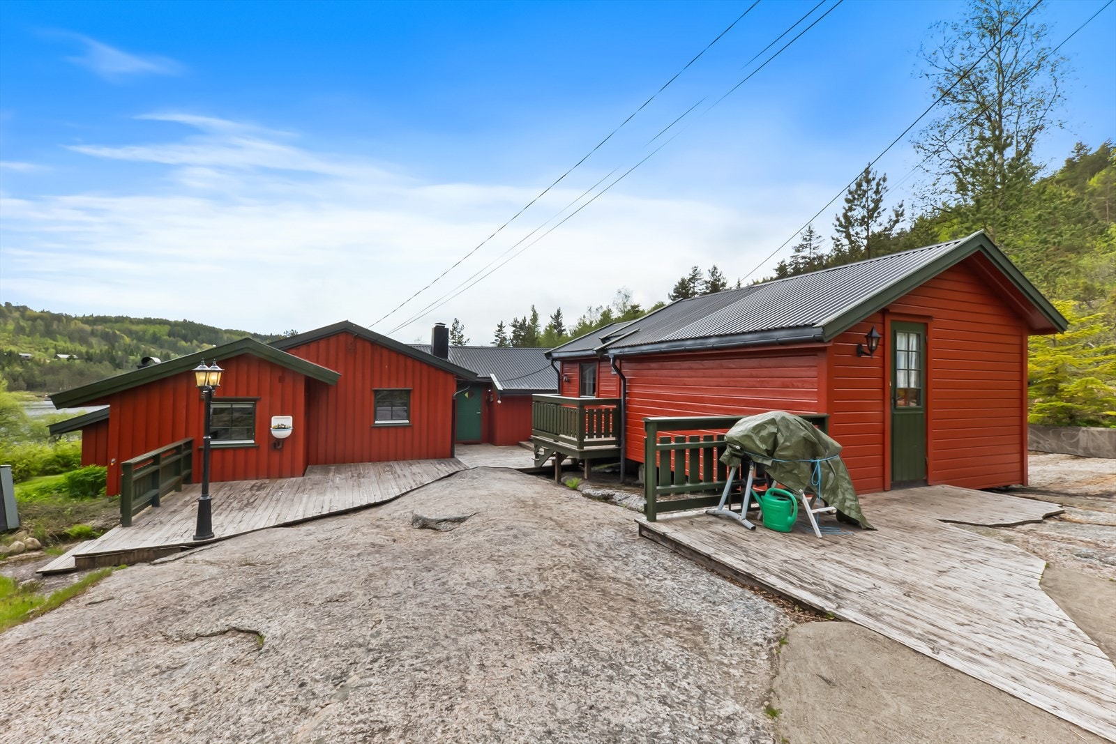 Skurte fjellpartier og terrasse. Galleribilde