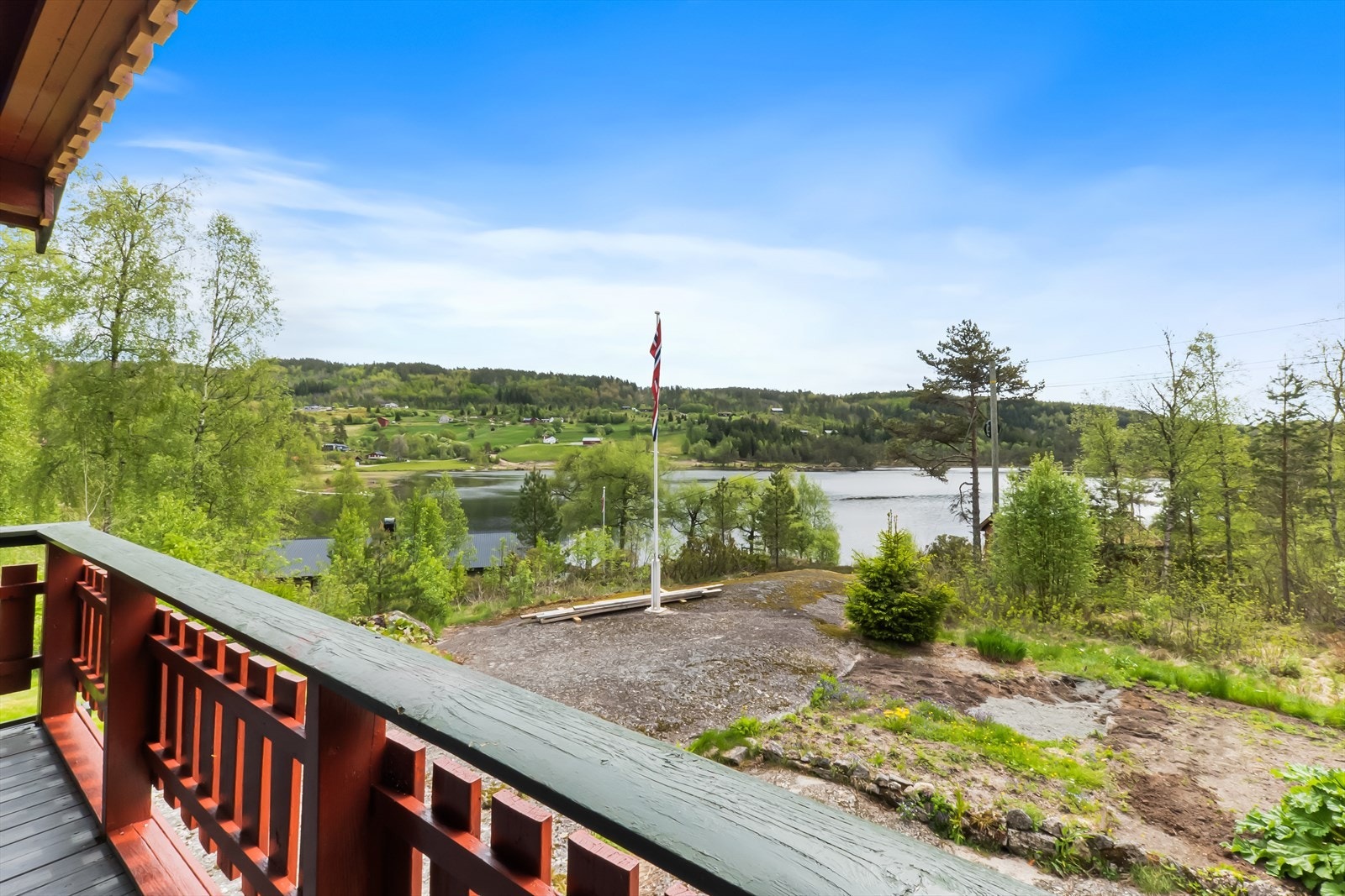 Åpent landskap i front med gode solforhold. Galleribilde