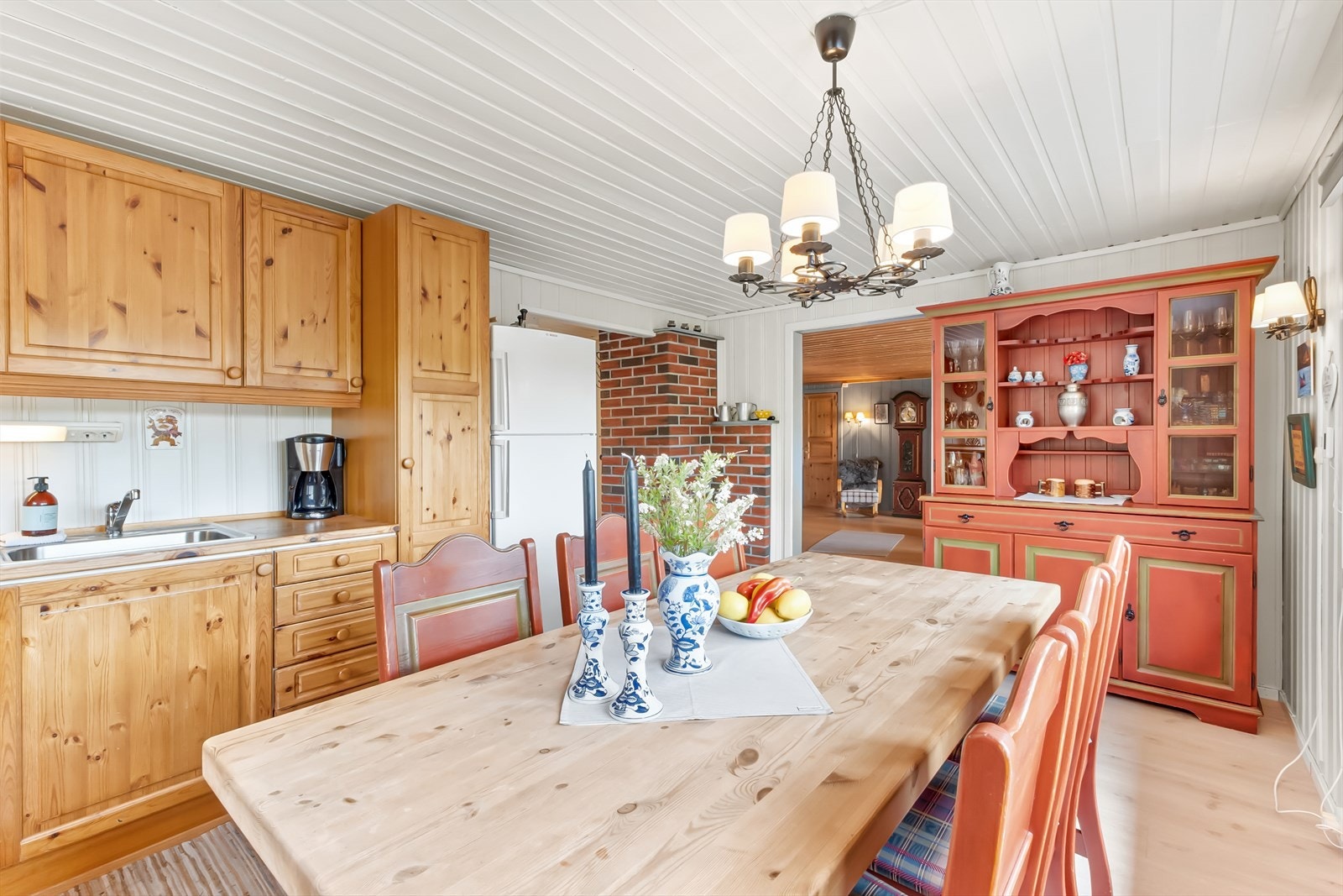 Kjøkken med plass til langbord. Galleribilde