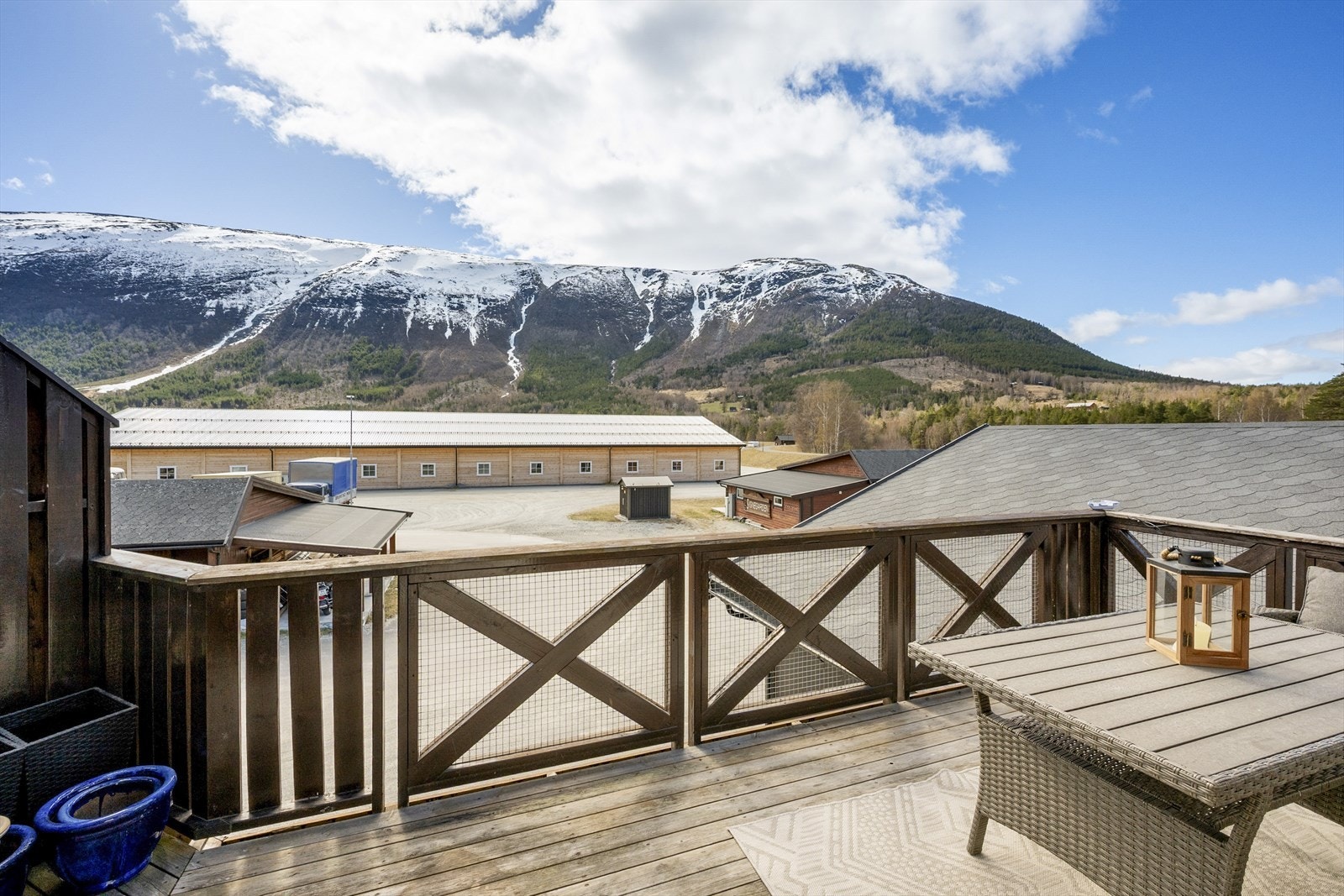 Utsikt fra balkongen mot de omkringliggende fjellene. Galleribilde