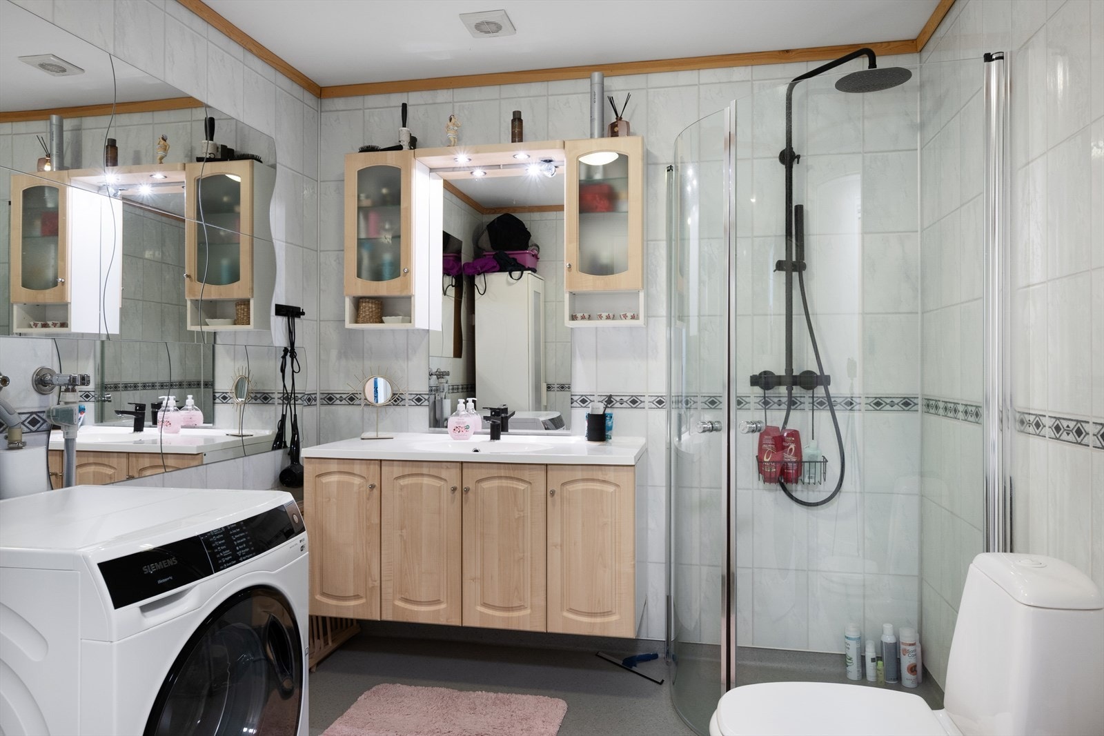 Badet er fra byggeåret og er utstyrt med innfellbare dusjdører og opplegg for vaskemaskin. Galleribilde