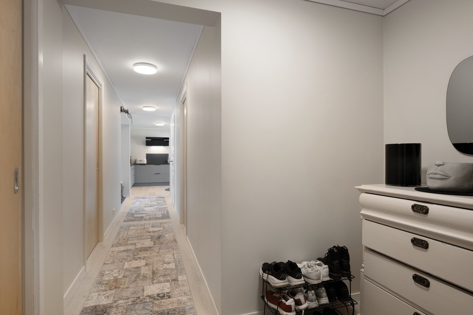 Gangen binder sammen leilighetens rom. Det ble gjort flere moderniseringer i 2023. Galleribilde