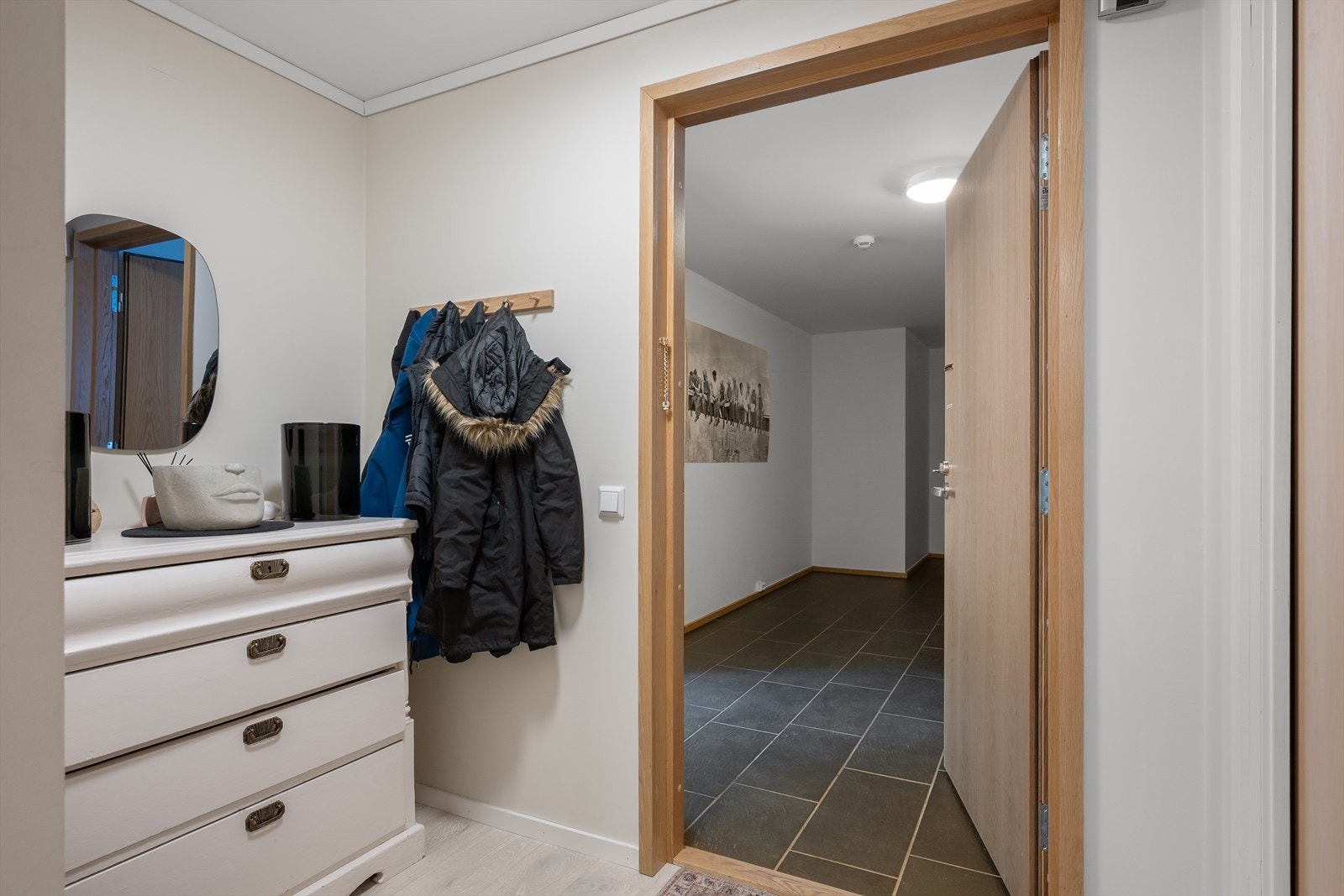 Velkommen inn! Entréen gir et godt førsteinntrykk og har plass til oppbevaring av yttertøy. Galleribilde