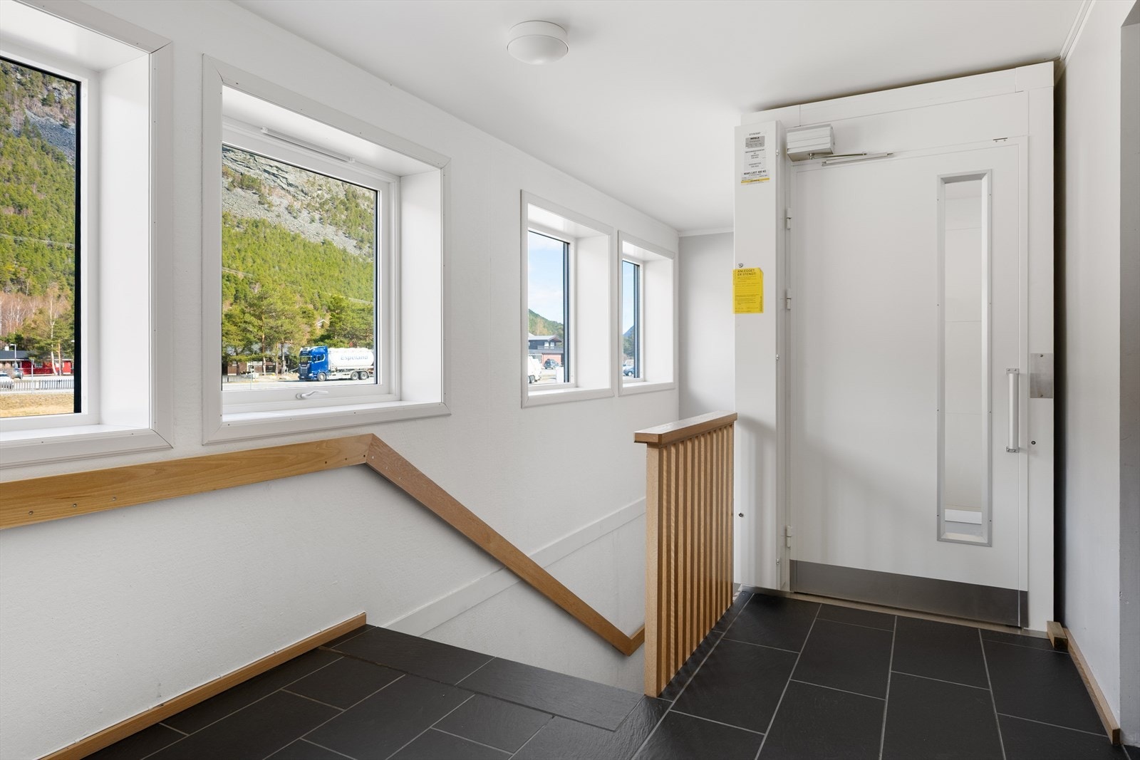 Bygget har både heis og trappeadkomst mellom etasjene. Galleribilde