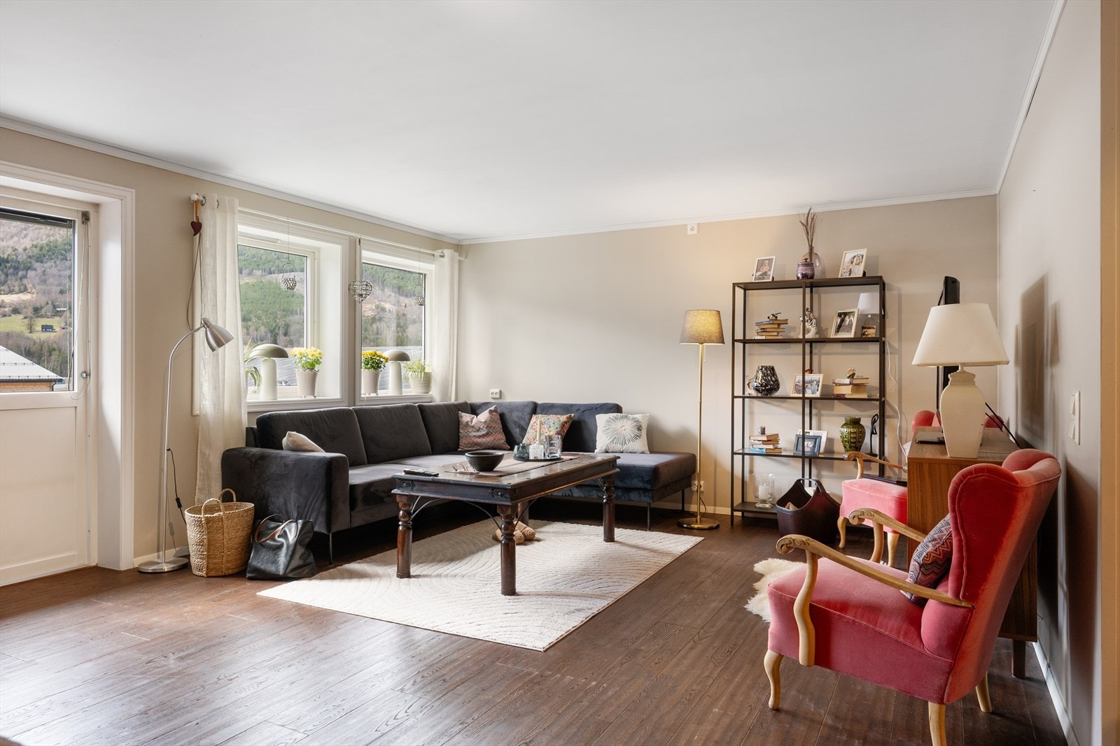 Fra stuen er det direkte utgang til balkongen. Galleribilde
