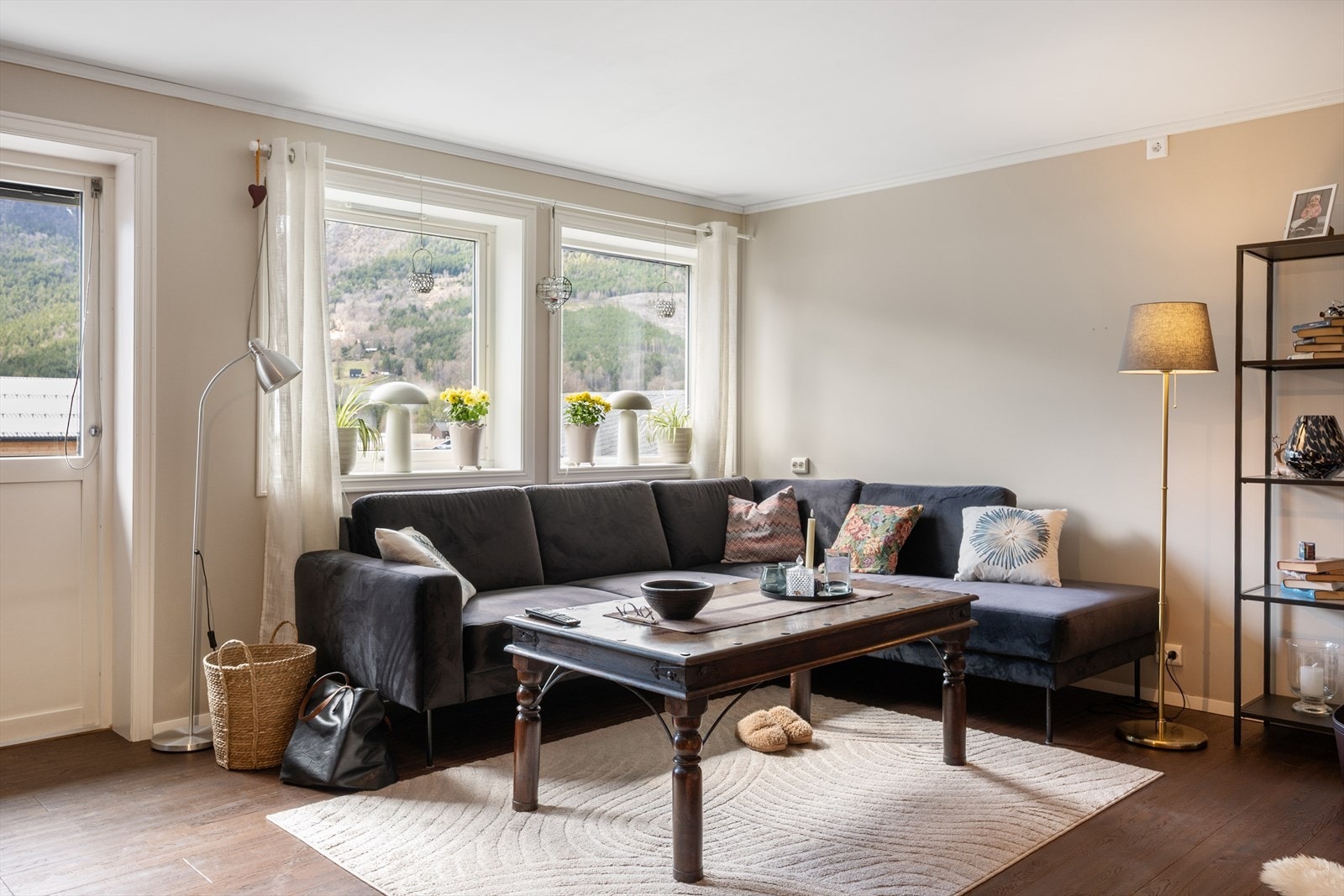 De store vindusflatene slipper inn rikelig med naturlig belysning. Galleribilde