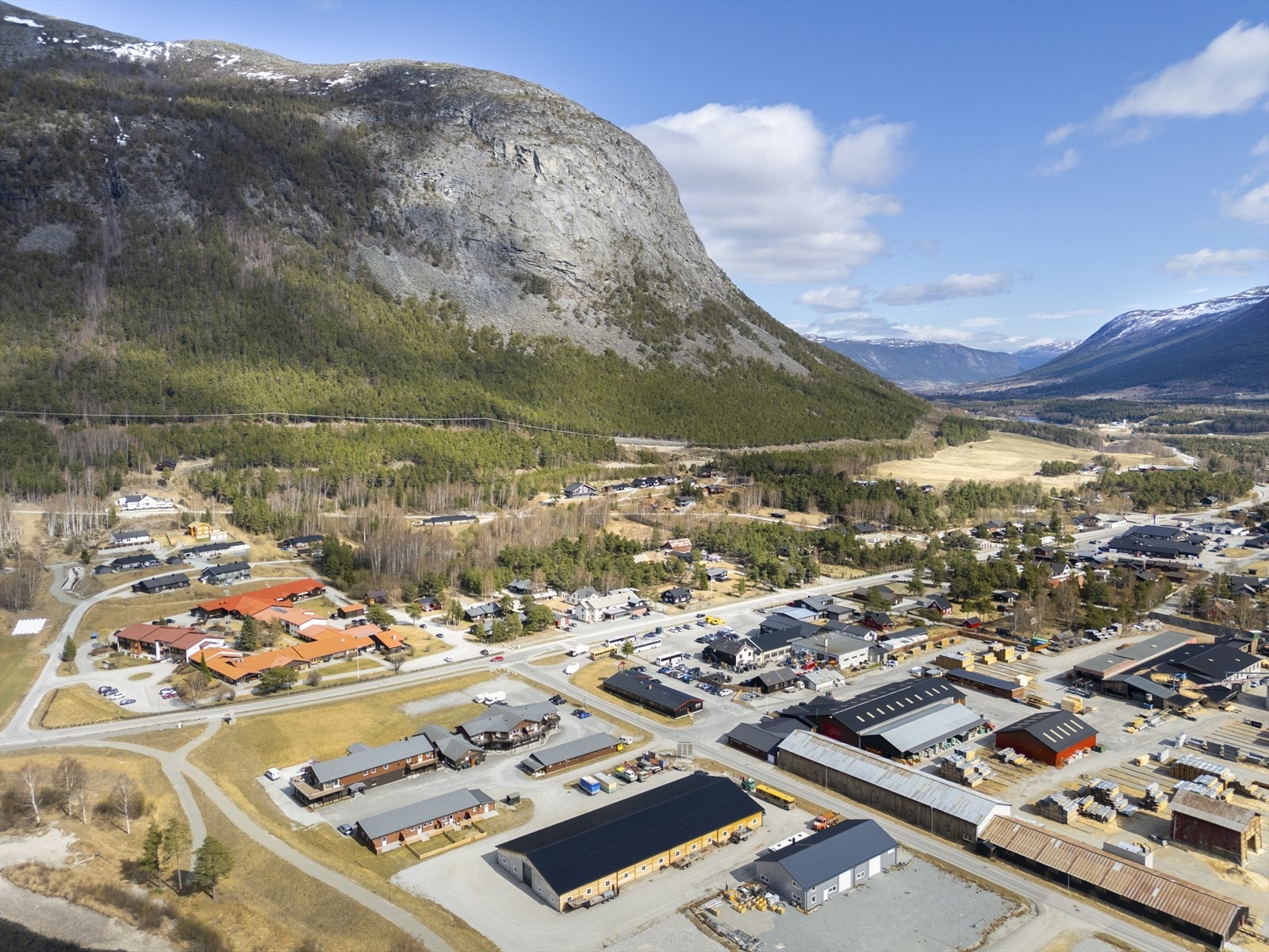 Skjåk barne- og ungdomsskule ligger kun omtrent 9 minutters gange fra boligen. Galleribilde