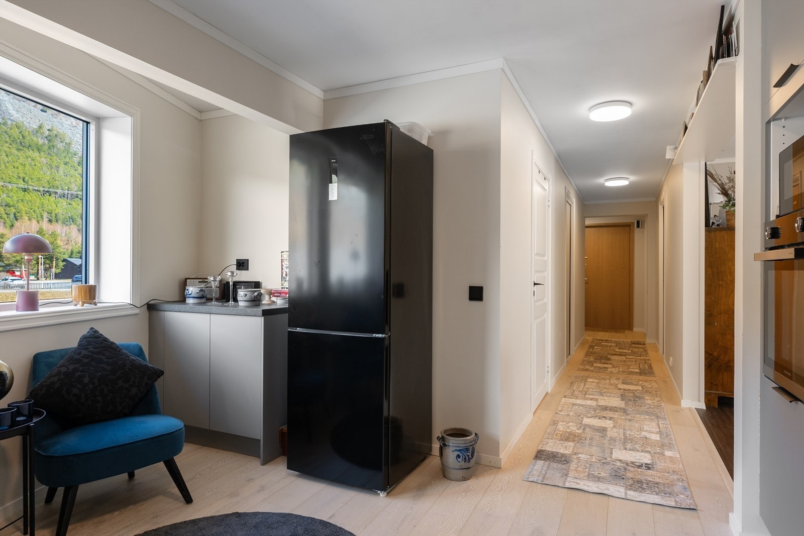 Rett frem fra gangen kommer man inn på kjøkkenet. Kjøkkenet har glatte fronter, og rikelig med skap- og benkeplass. Galleribilde