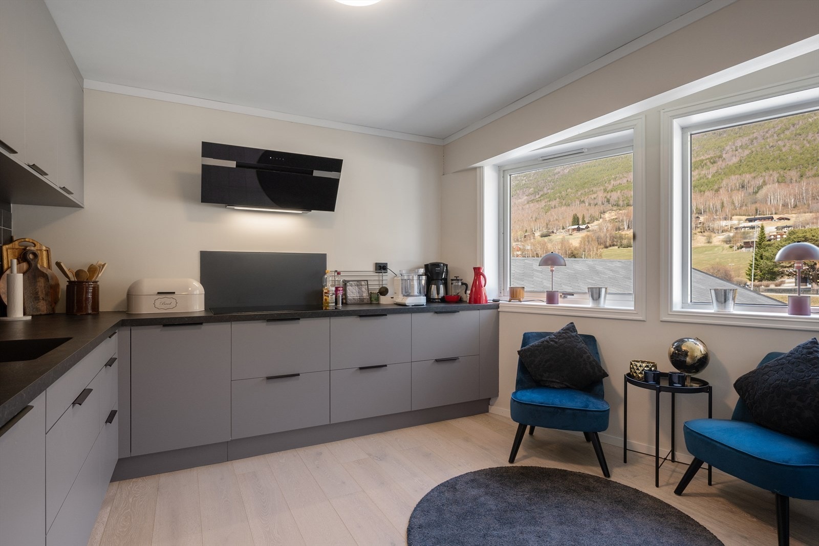 En moderne, sort kjøkkenventilator ble installert som en del av oppgraderingen. Galleribilde