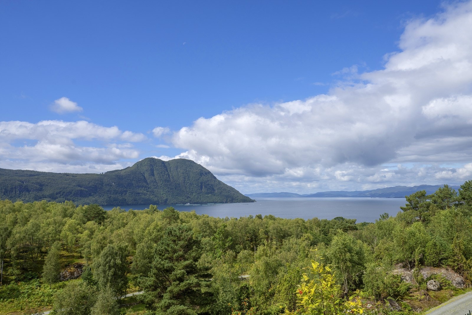 Naturskjønne omgivelser med utsikt mot fjorden. Galleribilde