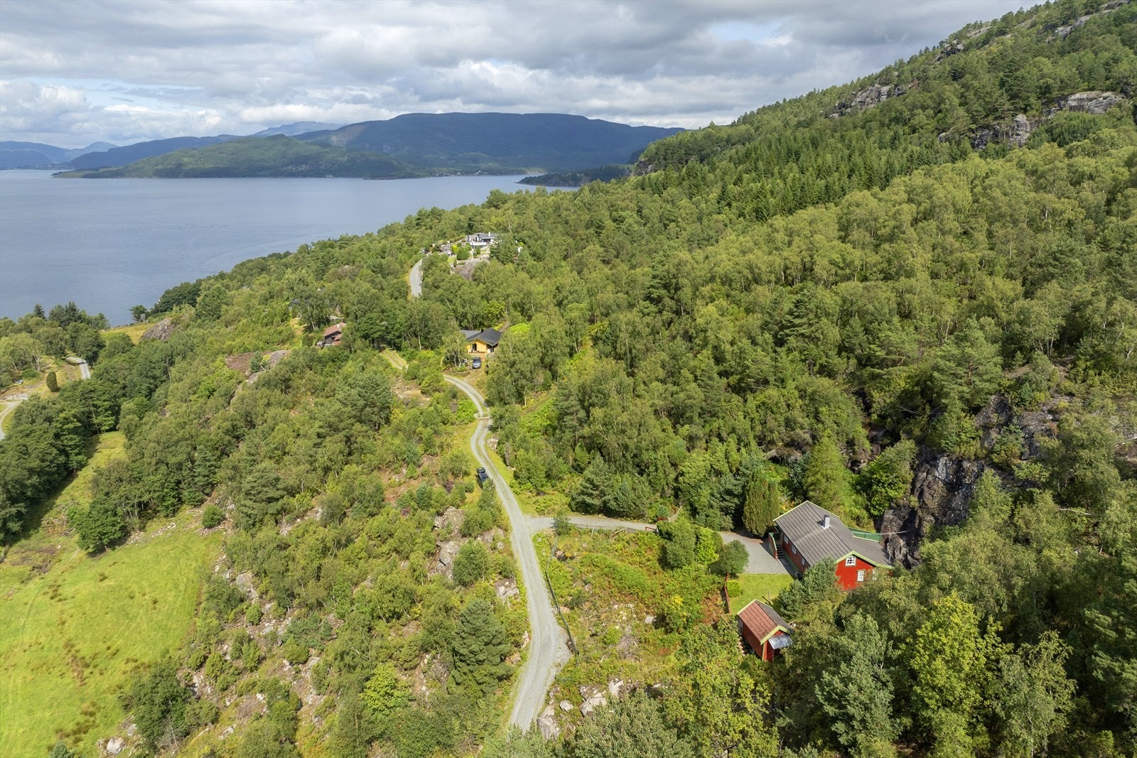 Eiendommen ligger i et område med spredt hyttebebyggelse. Galleribilde