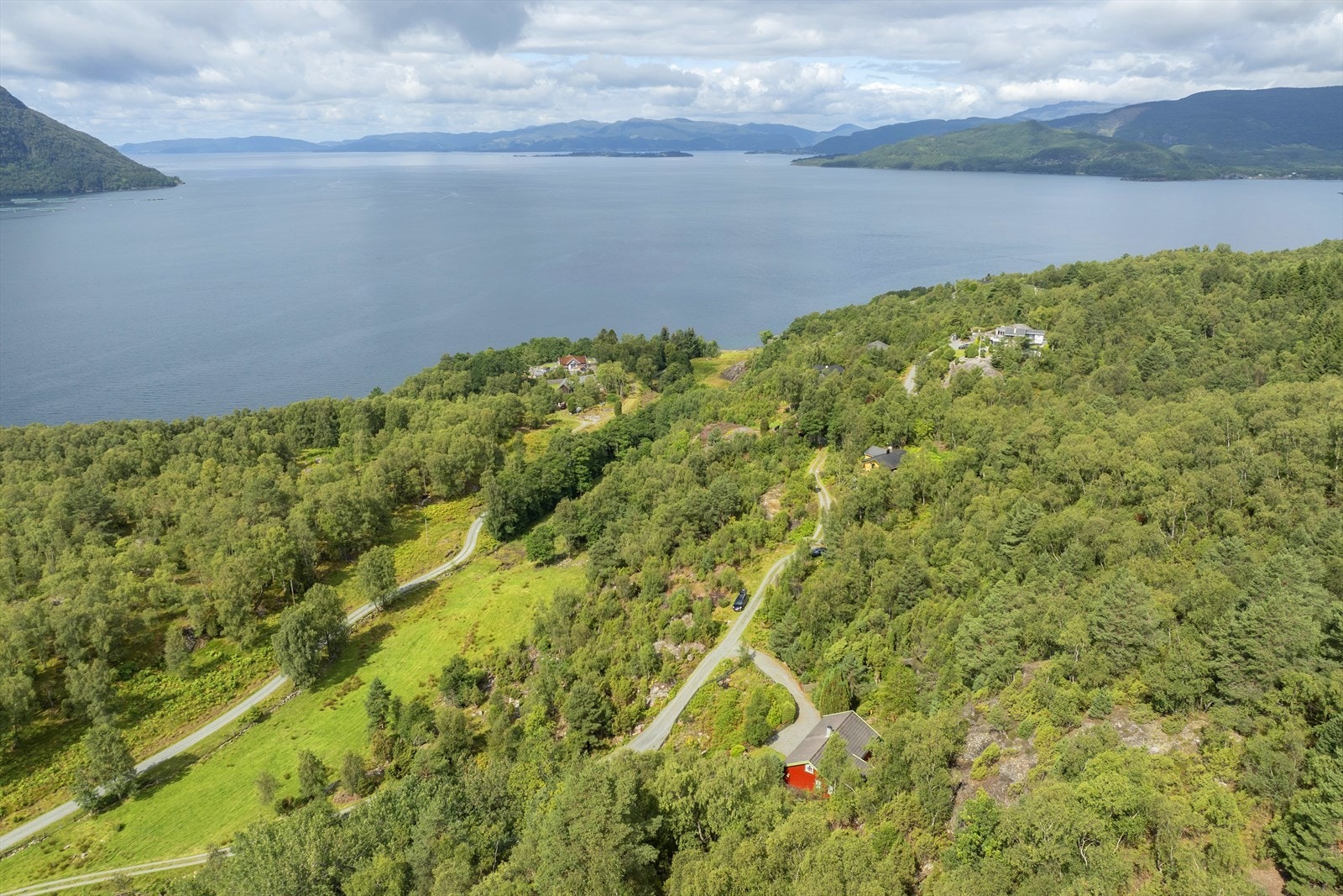 Herfra er det flott utsikt over landskapet og fjorden. Galleribilde