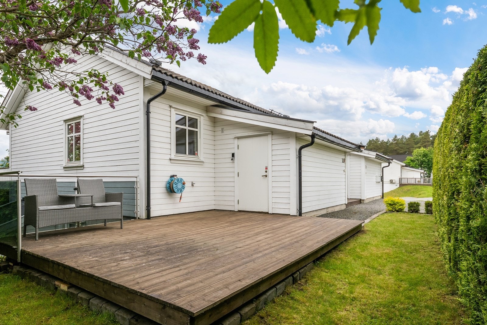 Fin, skjermet uteplass med platting og glassrekkverk hvor det er god plass for sittegruppe. Galleribilde