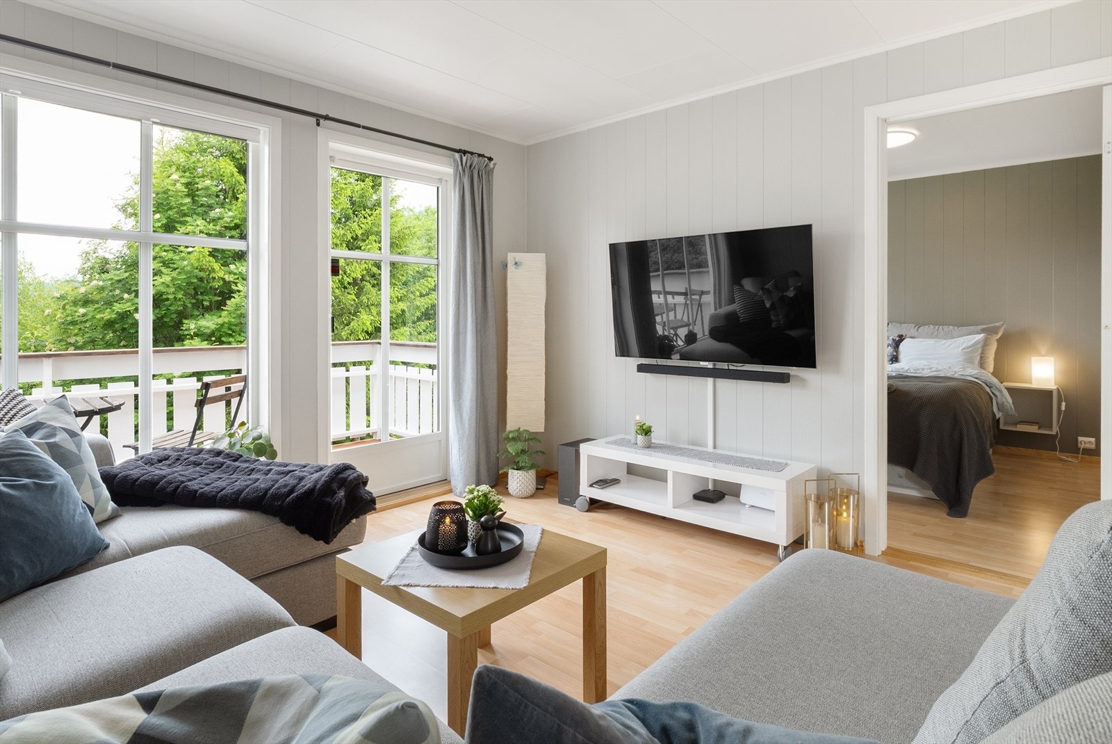 Stuen har god plass til en romslig sofagruppe og utgang til terrassen. Galleribilde