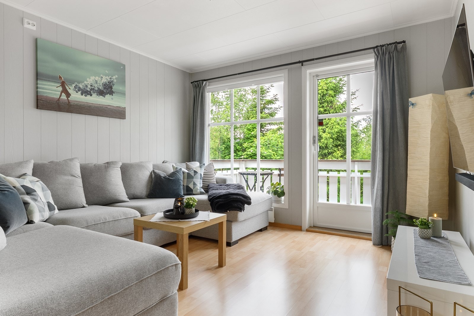 Stuen har store vindusflater som slipper inn rikelig med naturlig lys og gir rommet en lys og luftig romfølelse. Galleribilde