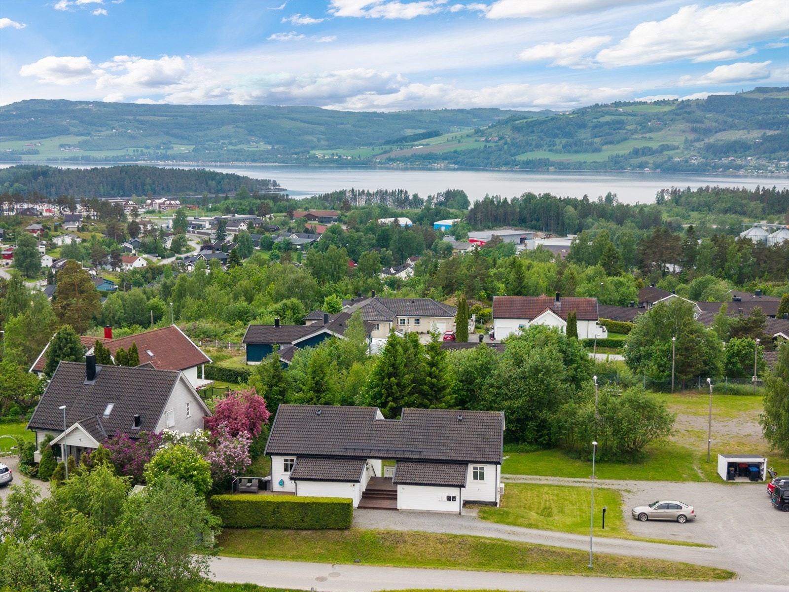 Eiendommen er beliggende i attraktivt og rolig boligområde, med gangavstand til Moelv sentrum. Galleribilde