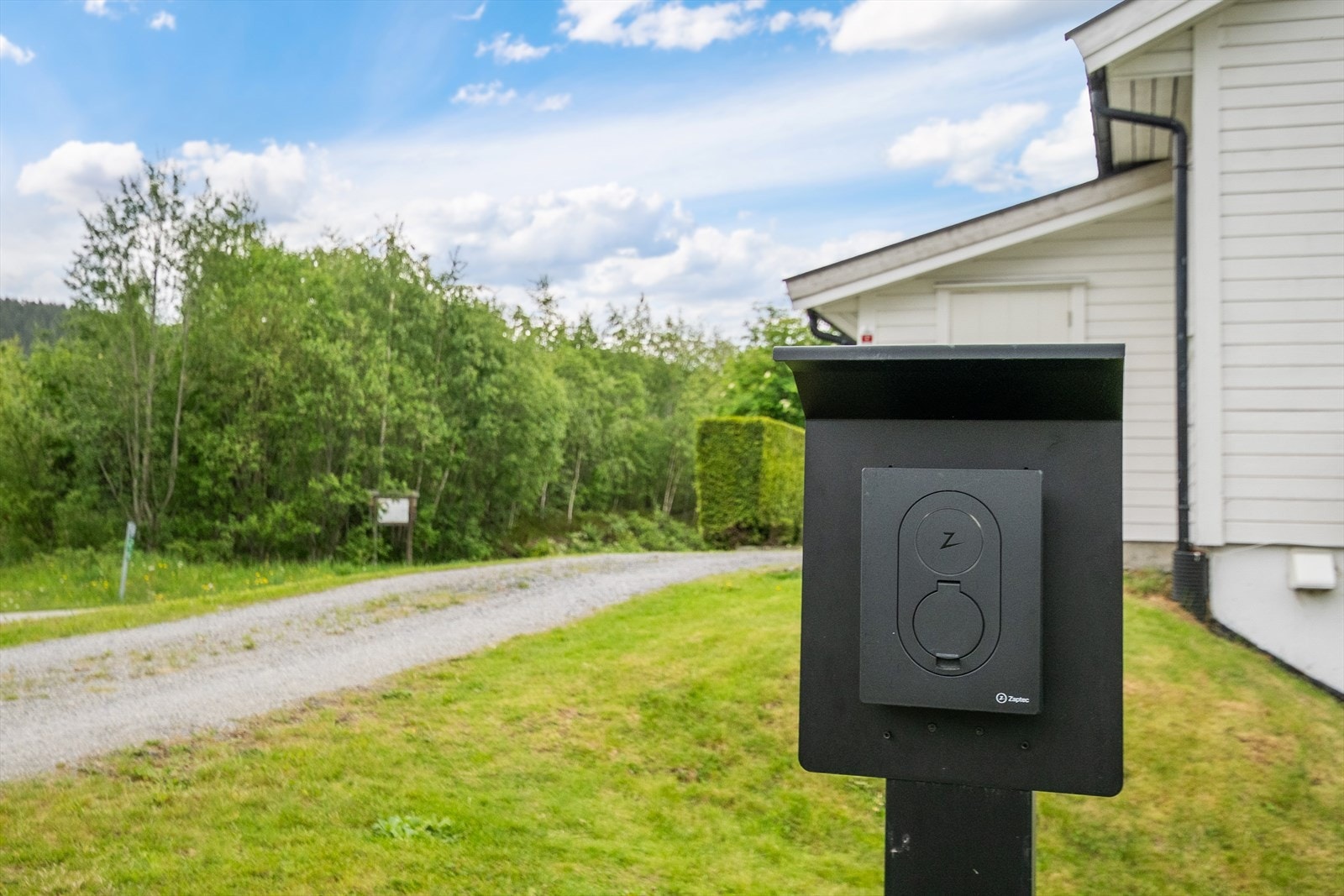 Biloppstillingsplass på felles parkeringsplass for sameiet. Det er etablert elbillader på parkeringsplassen, tilknyttet leilighetens strømmåler. Galleribilde