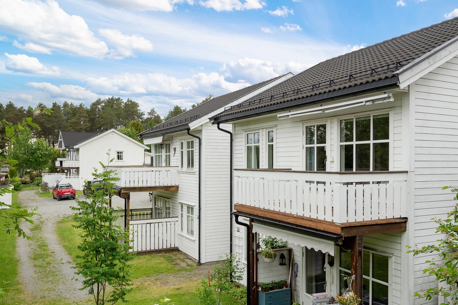 Eiendommen er beliggende i attraktivt og rolig boligområde, med gangavstand til Moelv sentrum. Galleribilde