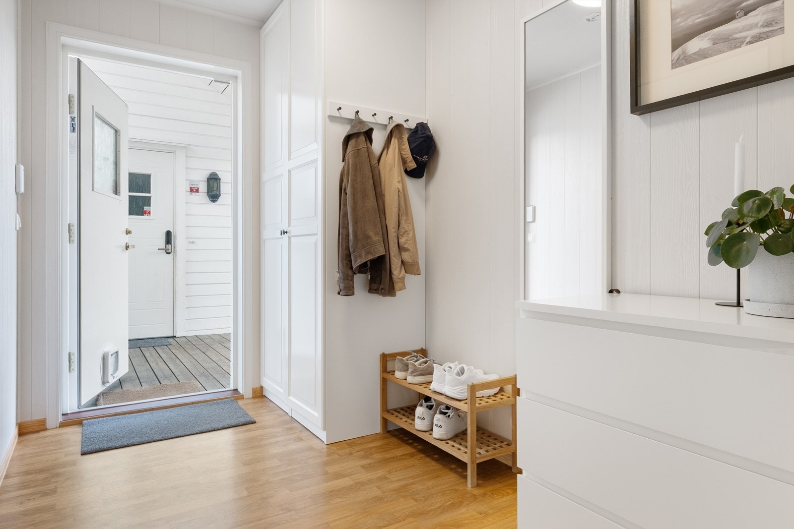 Her finnes et garderobeskap som gir enkel oppbevaring av klær, samt god plass til kommode eller skohylle. Galleribilde
