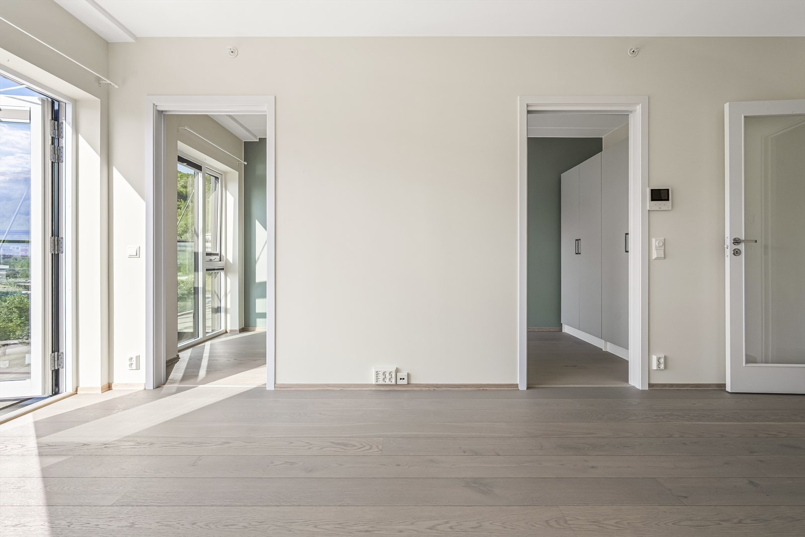 Leiligheten har energivennlig oppvarming med vannbåren varme (stue/kjøkken + entrè) og balansert ventilasjon som gir bedre inneklima. Galleribilde