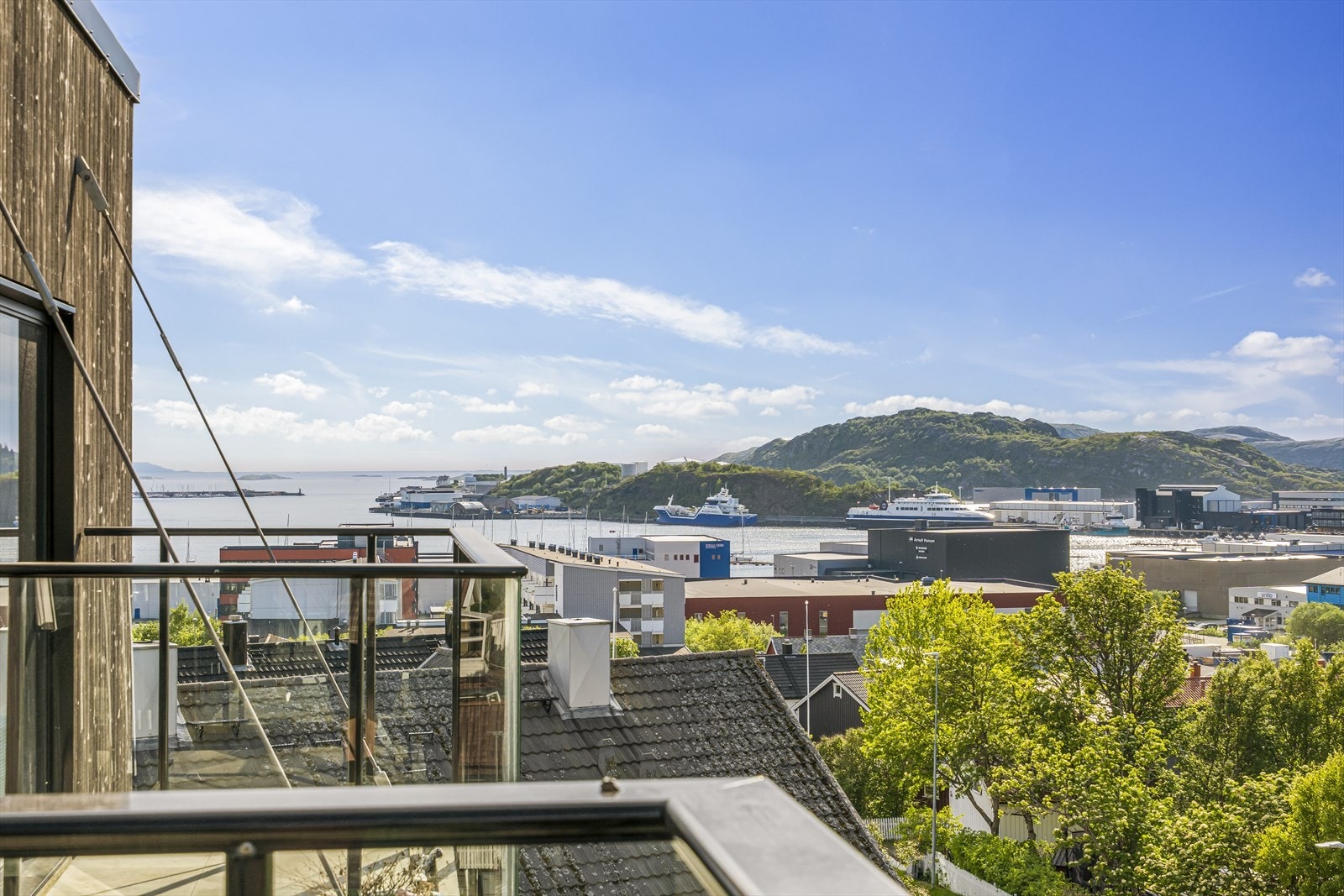 Nydelig utsikt over nærområdet og havnebassenget. Galleribilde
