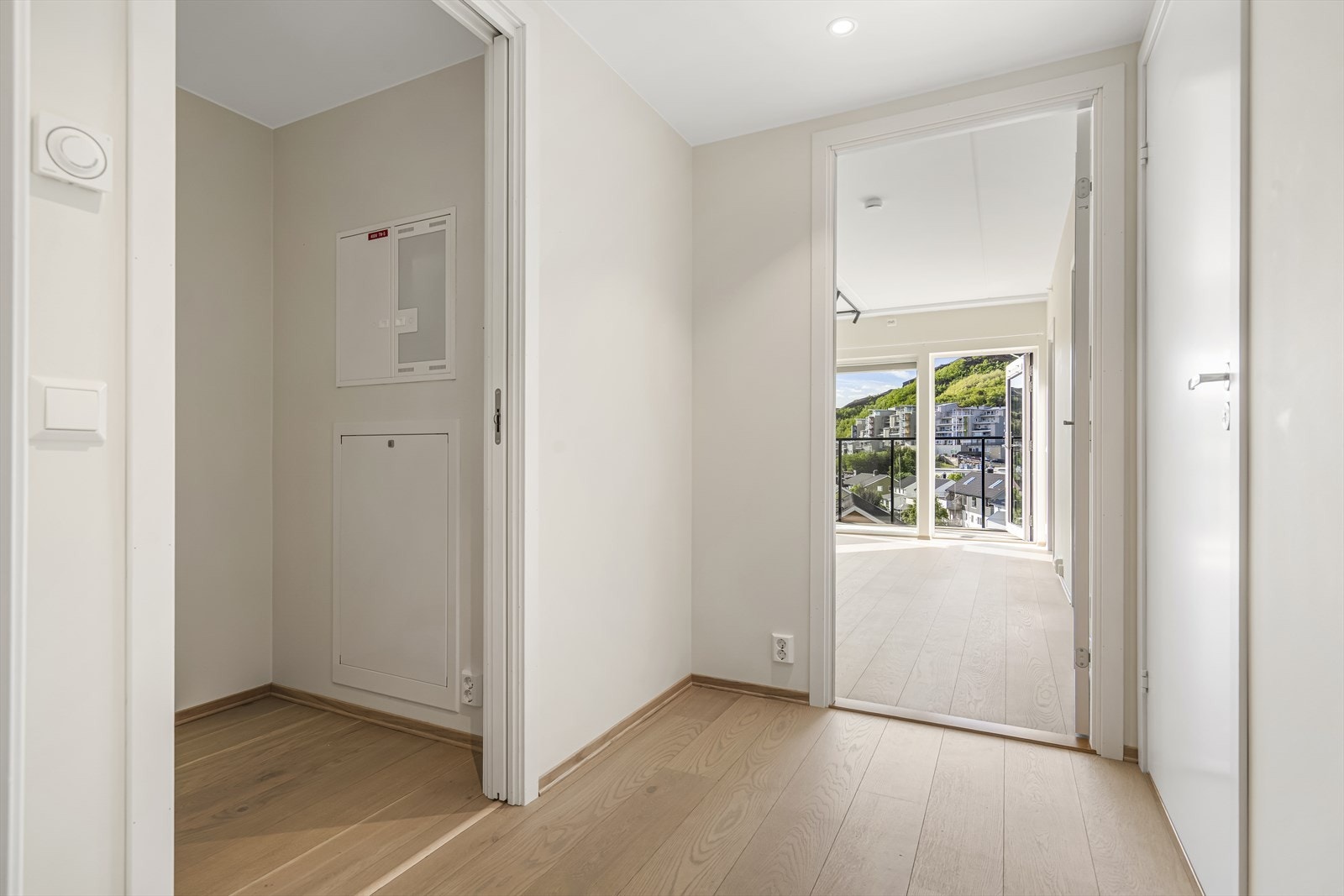 Du ønskes velkommen inn i en hyggelig entrè med plass til å sette fra seg sko og henge yttertøy. Galleribilde