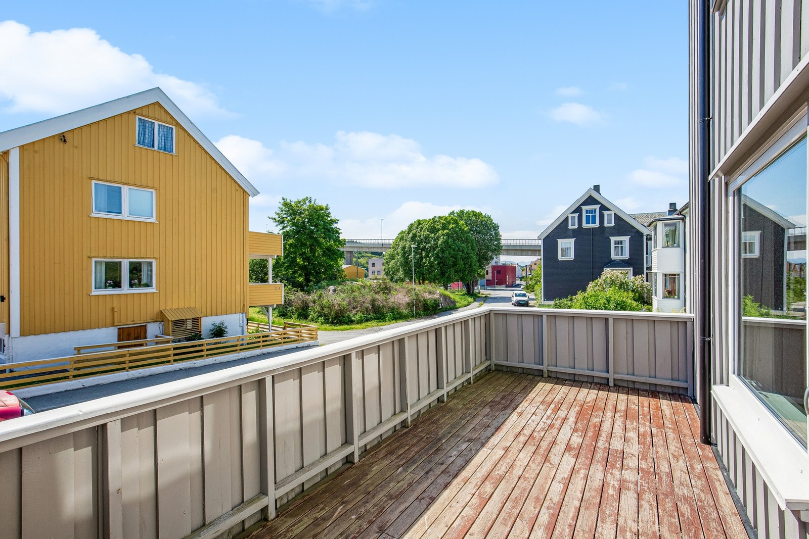 Fra stue er det utgang til romslig veranda med gode solforhold Galleribilde