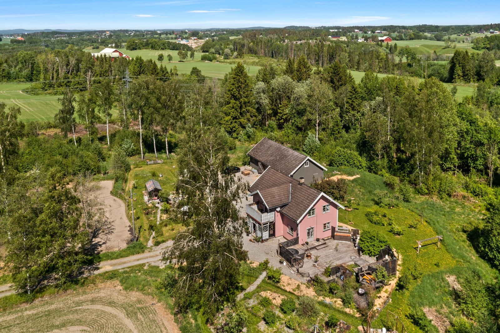 Eiendommen har en usjenert og meget fin beliggenhet i landlige omgivelser. Galleribilde