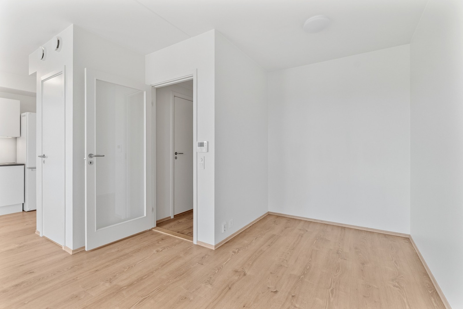 De store vindusflatene sørger for rikelig med innslipp av naturlig dagslys. Galleribilde