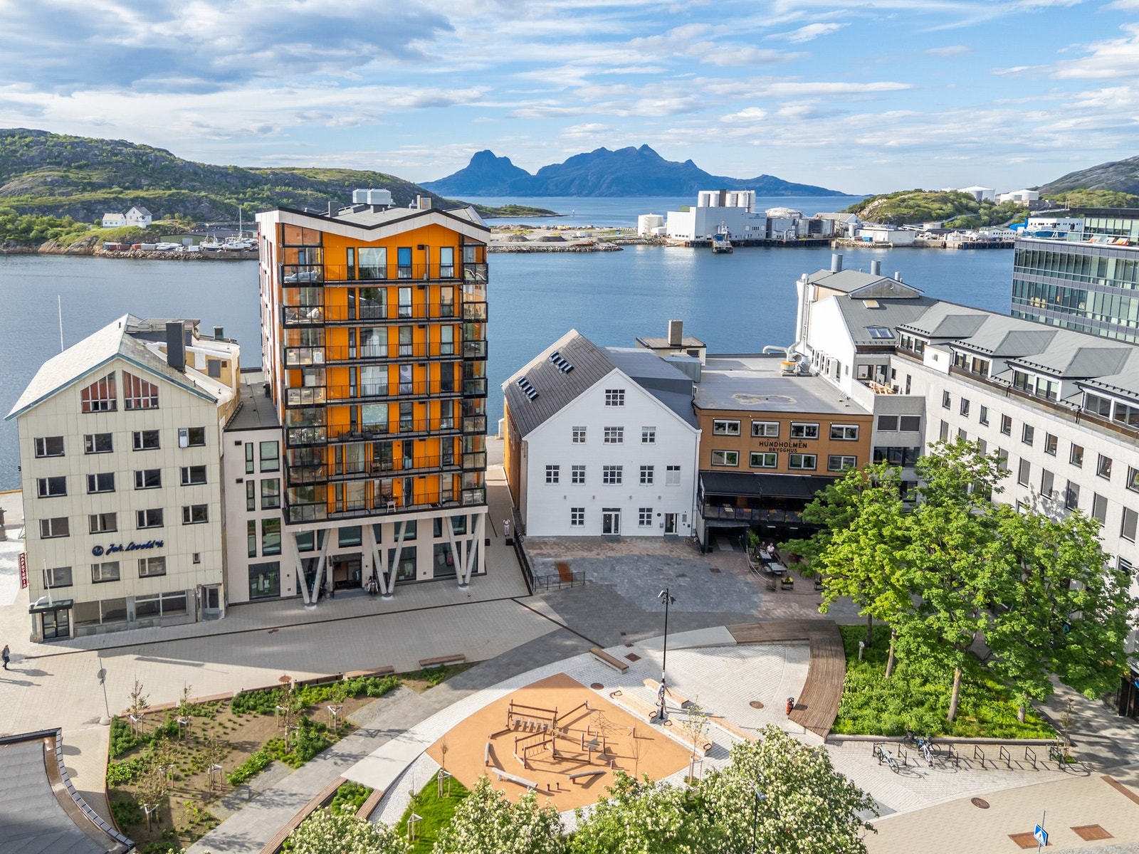 Det er kort vei til kaipromenaden, restauranter og ulike servicetilbud. Galleribilde