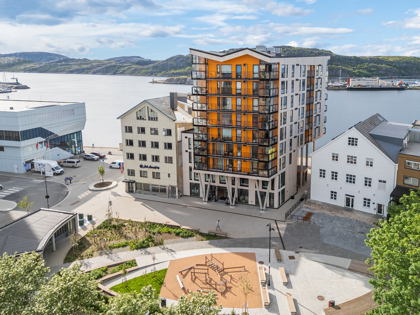 Det er sentral beliggenhet med umiddelbar nærhet til alt Bodø sentrum har å by på. Galleribilde