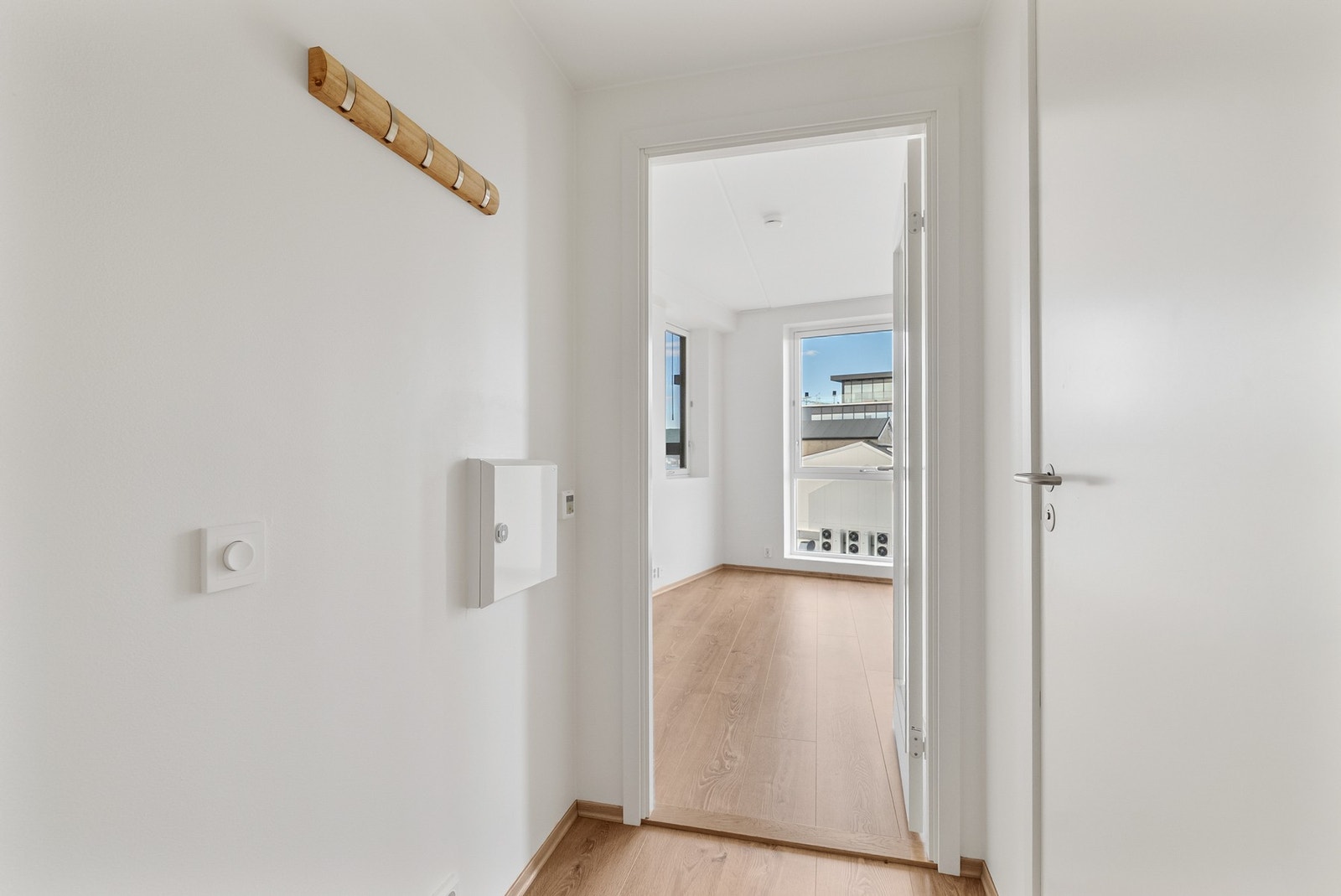 Leiligheten har en innbydende entré med plass til å henge fra seg yttertøy. Galleribilde
